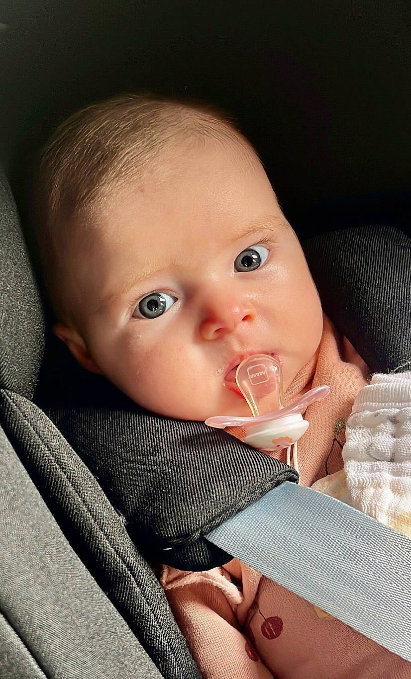 Alba a rejoint le concours — aidez-le/la à gagner de superbes lots ! baby, baby_toddler_clothing, cheek, comfort, ear, eyebrow, eyelash, finger, flash_photography, gesture, human_body, iris, lip, mouth, nail, neck, nose, person, skin, sleeve