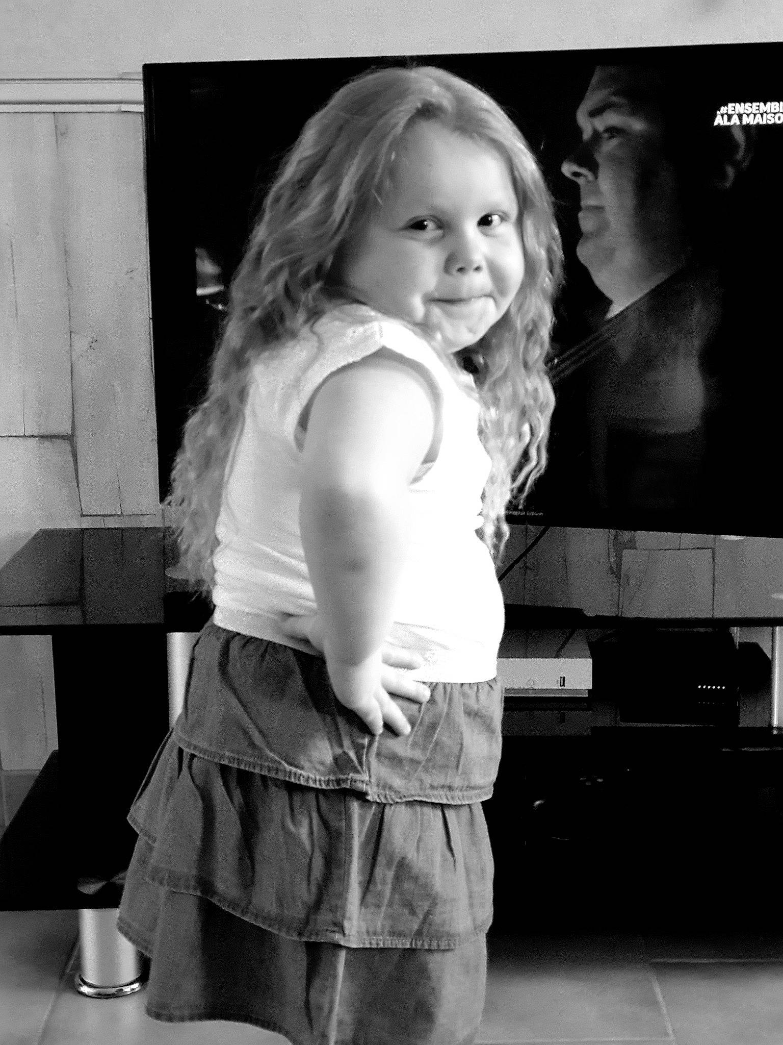 Elyana a rejoint le concours — aidez-le/la à gagner de superbes lots ! abdomen, black, black_and_white, blond, child, child_model, gesture, joy, long_hair, monochrome, monochrome_photography, person, photograph, photography, smile, snapshot, standing, stock_photography, style, toddler