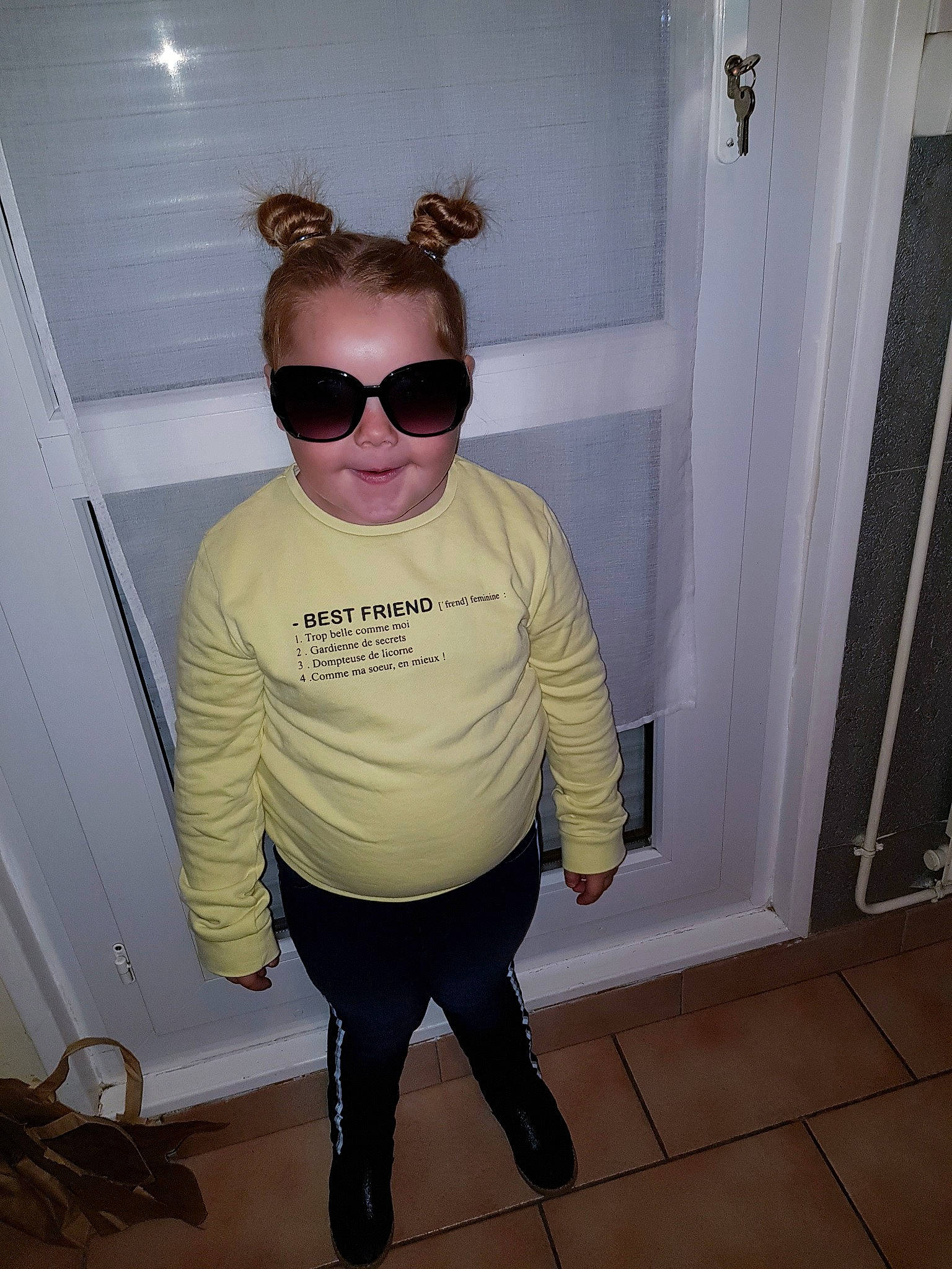 Elyana a rejoint le concours — aidez-le/la à gagner de superbes lots ! cool, eyewear, fun, glasses, neck, outerwear, person, shoulder, standing, sunglasses, t_shirt, vision_care, white