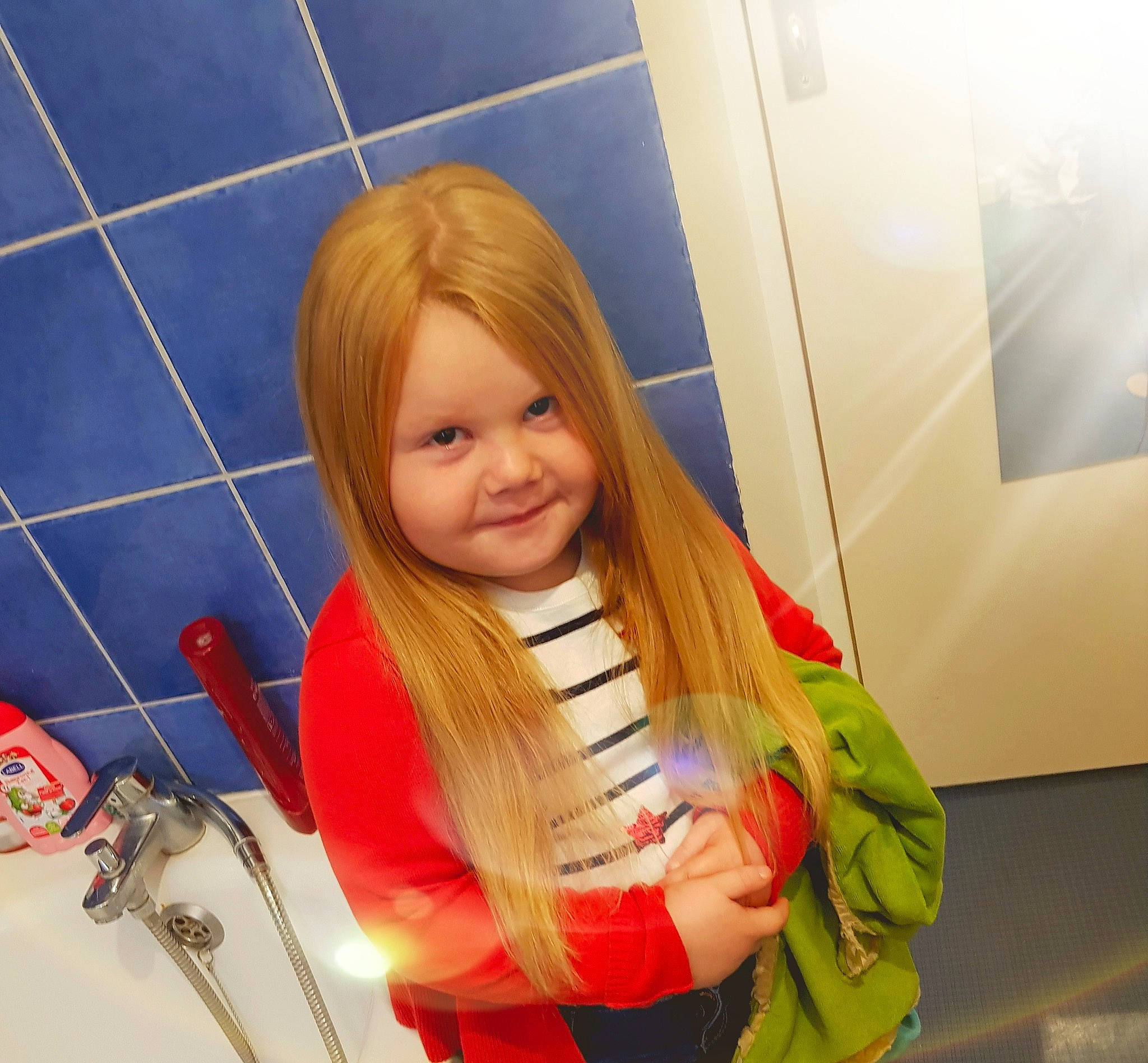 Elyana participe au concours pour gagner de l'argent avec cette photo : bangs, blond, brown_hair, costume, face, hair, hair_coloring, hairstyle, joy, layered_hair, long_hair, mouth, person, selfie, smile