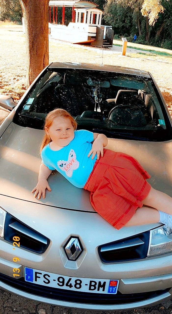 Elyana a rejoint le concours — aidez-le/la à gagner de superbes lots ! auto_part, automotive_design, automotive_exterior, automotive_window_part, car, city_car, family_car, glass, hatchback, hood, hot_hatch, land_vehicle, mid_size_car, person, personal_luxury_car, peugeot_, renault_laguna, vehicle, vehicle_door, windscreen_wiper