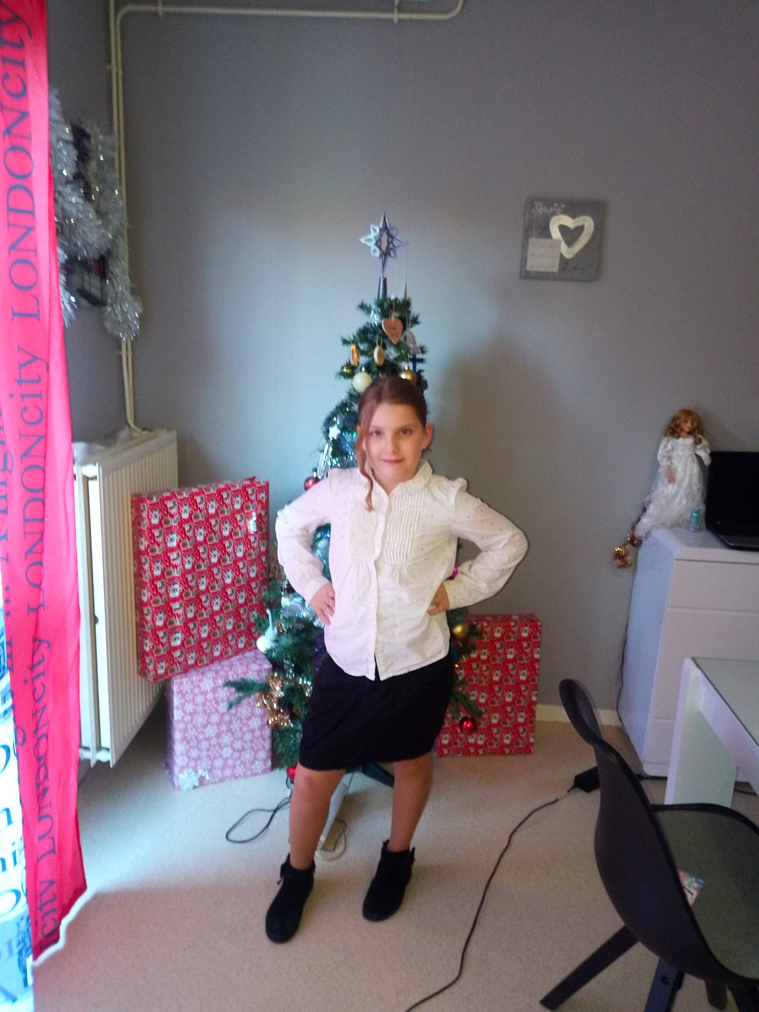 Eva a rejoint le concours — aidez-le/la à gagner de superbes lots ! costume, joy, person, pink, room, shoe