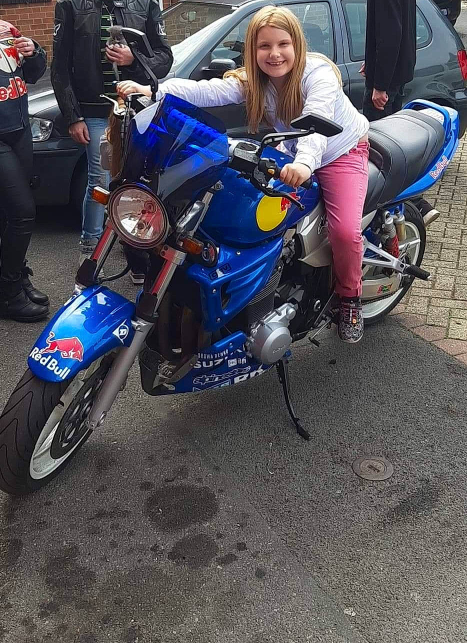 Eva participe au concours pour gagner de l'argent avec cette photo : auto_part, car, joy, land_vehicle, motor_vehicle, motorcycle, motorcycle_accessories, motorcycle_helmet, motorcycling, person, vehicle, wheel