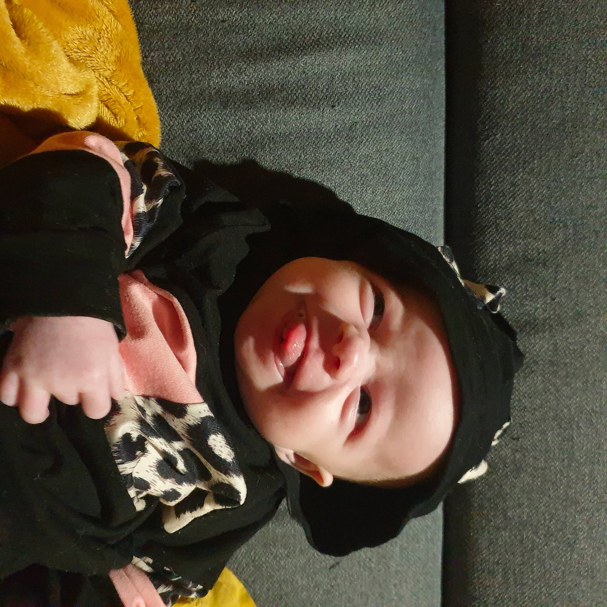 Mazikeen participe au concours pour gagner de l'argent avec cette photo : baby, baby_products, baby_toddler_clothing, cheek, child, comfort, eyelash, fashion_accessory, fun, gesture, happy, headwear, human_body, neck, nose, person, skin, sleeve, smile, toddler