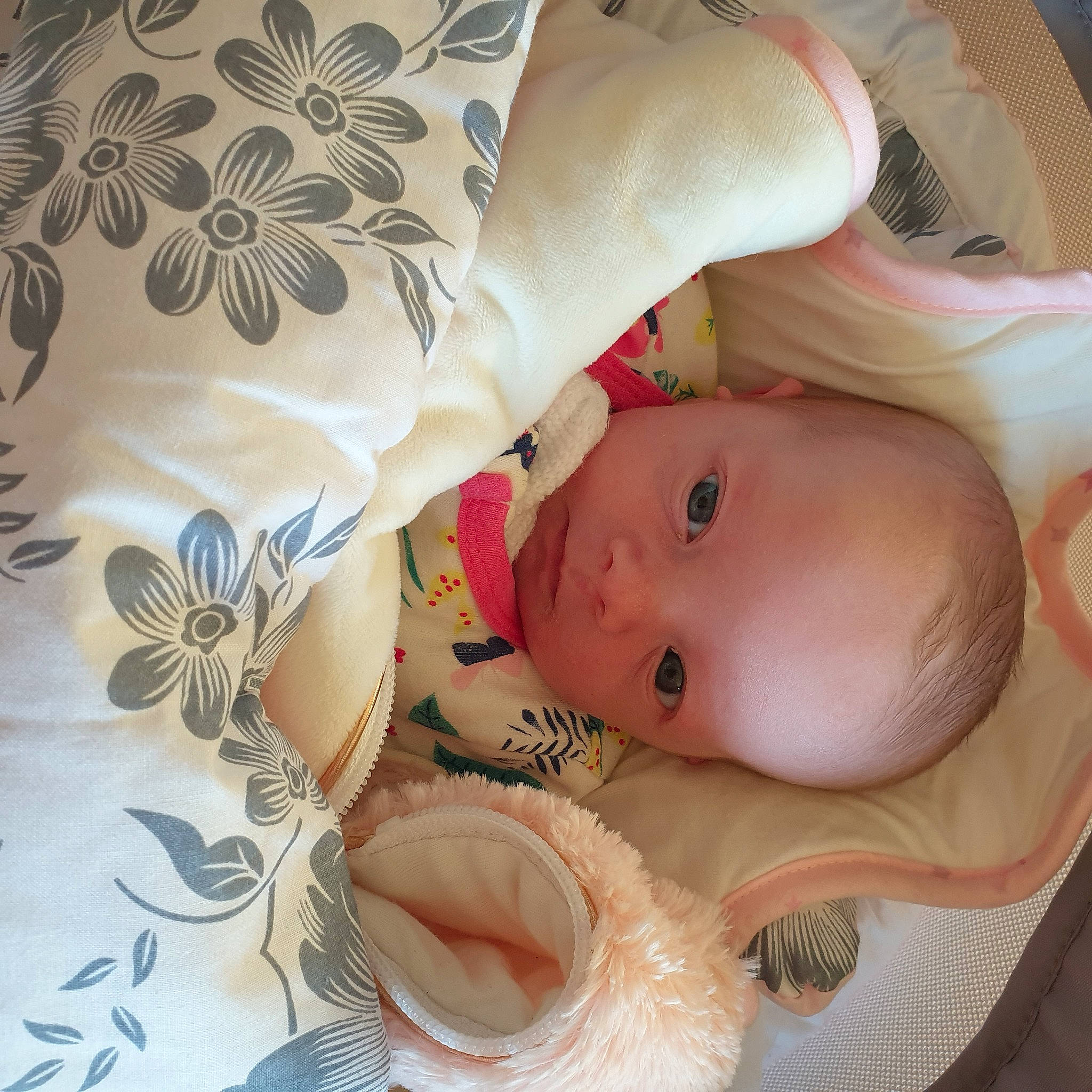 Mazikeen a rejoint le concours — aidez-le/la à gagner de superbes lots ! baby, baby_products, baby_safety, baby_sleeping, baby_toddler_clothing, bed, bedding, bedtime, cheek, child, comfort, eye, head, linens, pattern, person, skin, sleeve, textile, toddler