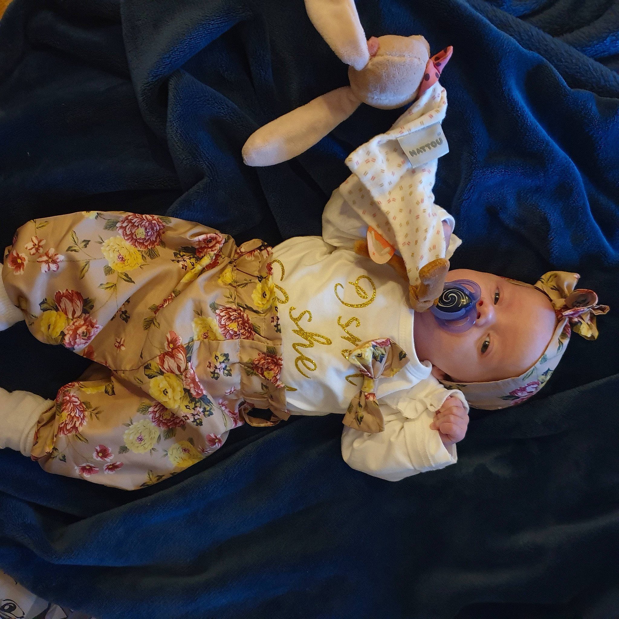 Mazikeen a rejoint le concours — aidez-le/la à gagner de superbes lots ! abdomen, arm, baby, baby_products, baby_toddler_clothing, child, comfort, doll, event, gesture, hand, human_body, human_leg, lap, nail, person, plant, toddler, toy, trunk