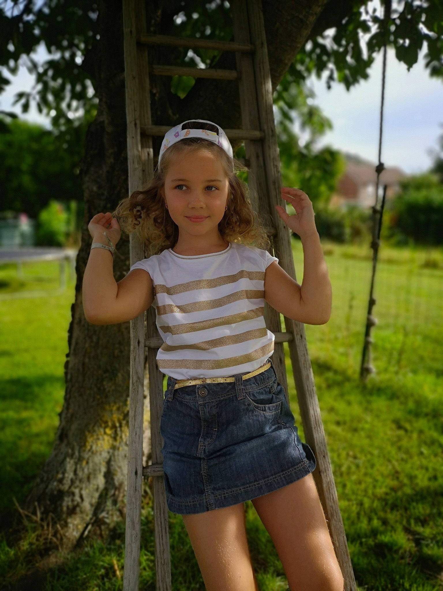 Solyne participe au concours pour gagner de l'argent avec cette photo : beauty, child, child_model, denim, joy, person, photography, shorts, smile, summer, swing, tree, trunk