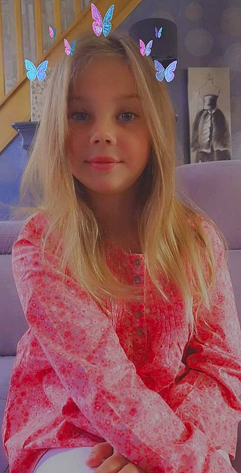 Solyne a rejoint le concours — aidez-le/la à gagner de superbes lots ! blond, brown_hair, child, child_model, eye, eyelash, face, hair, hair_coloring, hairstyle, iris, jaw, lip, long_hair, peach, person, pink, under_exposed