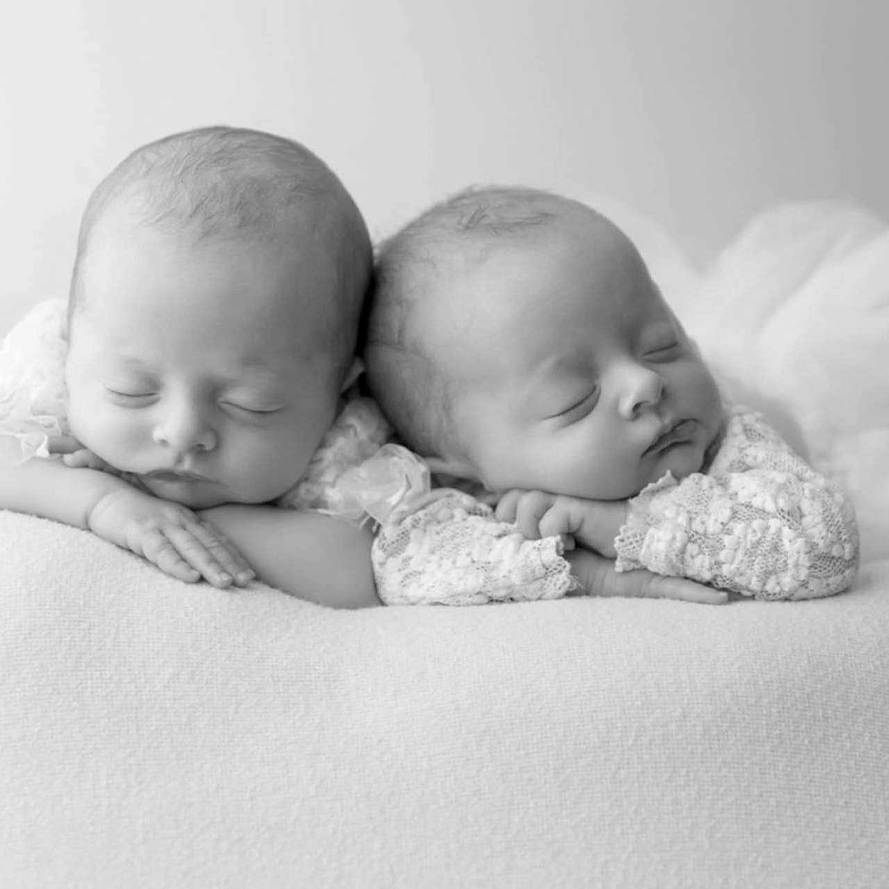 Julia Et Anna participe au concours pour gagner de l'argent avec cette photo : baby, black_and_white, calm, child, closeup, cute, delicate, face, hands, infant, lace, monochrome, newborn, peaceful, portrait, resting, sleeping, soft_texture, studio, twin