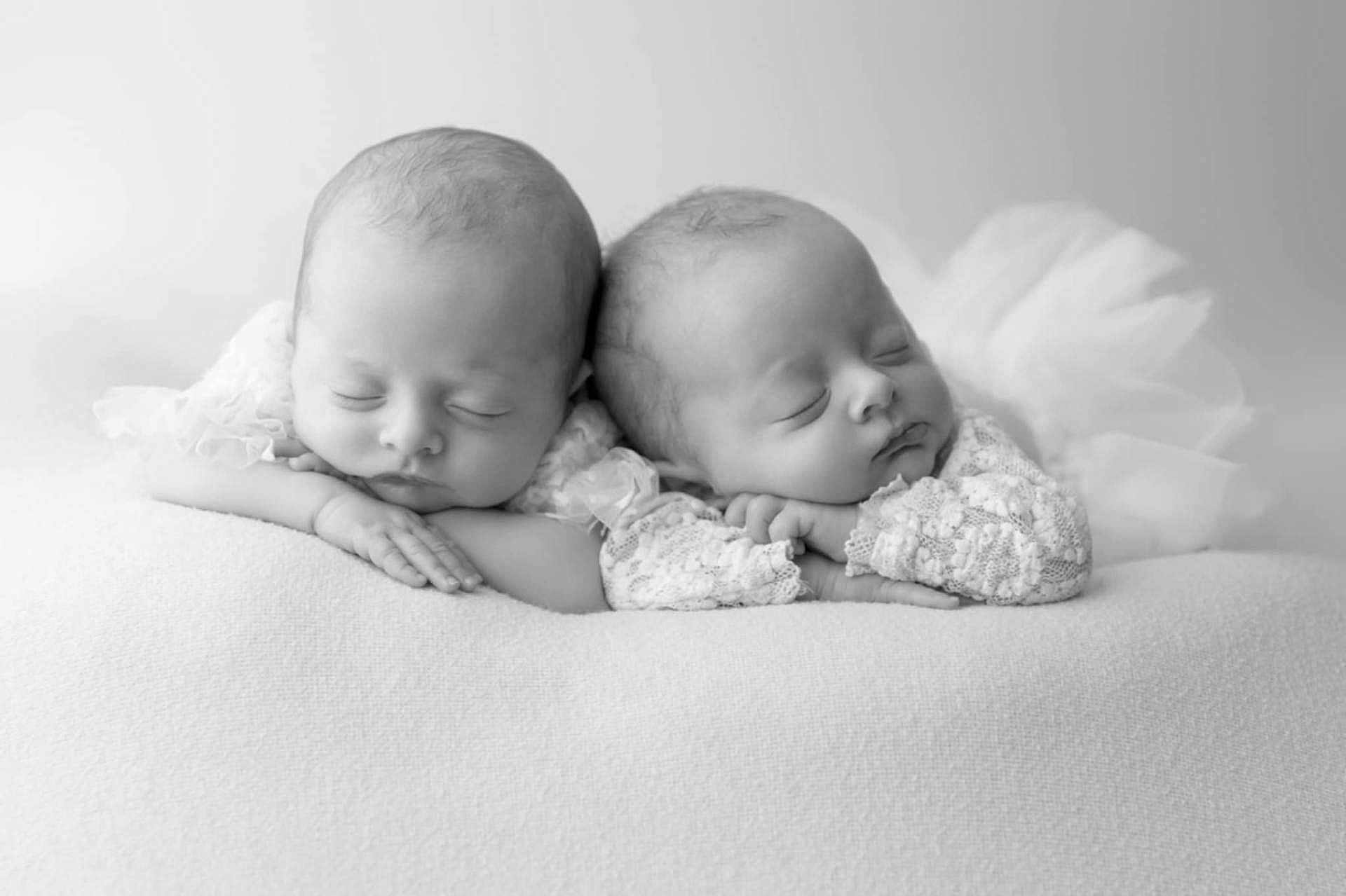 Julia Et Anna participe au concours pour gagner de l'argent avec cette photo : newborn, baby, sleeping, black_and_white, lace, infant, peaceful, portrait, soft_texture, twin, cute, resting, child, delicate, hands, face, closeup, calm, studio, monochrome
