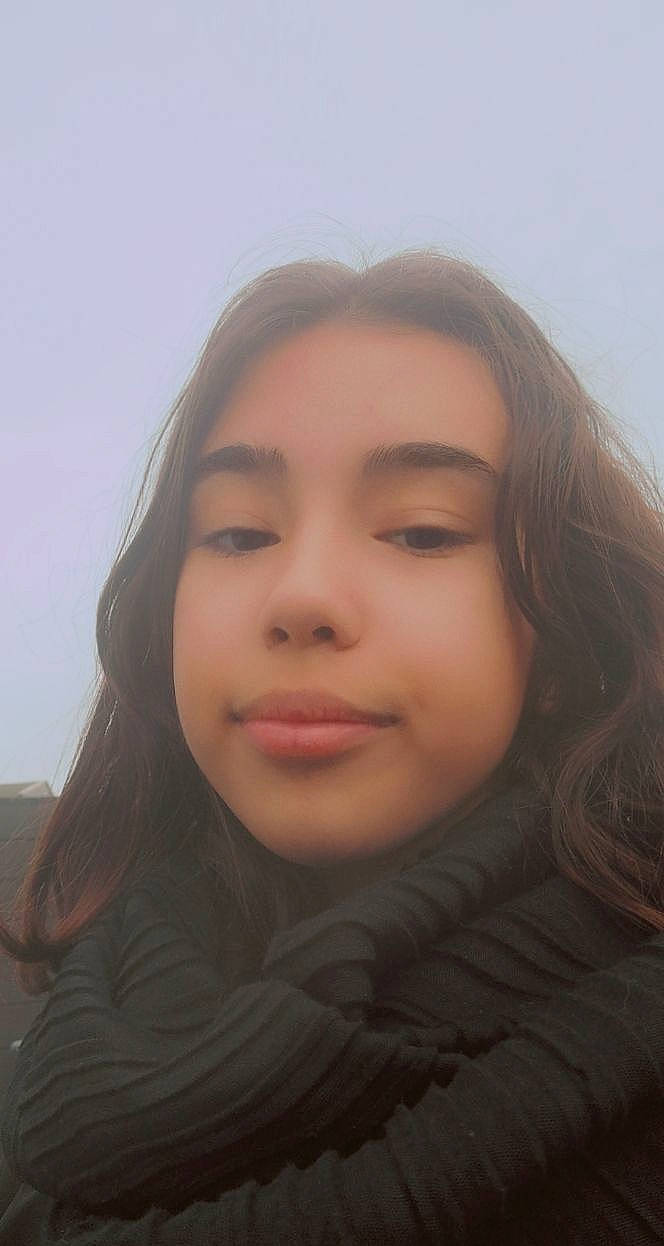 Maelle a rejoint le concours — aidez-le/la à gagner de superbes lots ! beauty, brown, brown_hair, cheek, chin, eyebrow, eyelash, face, facial_expression, forehead, hairstyle, head, iris, jaw, lip, long_hair, nose, organ, person, selfie