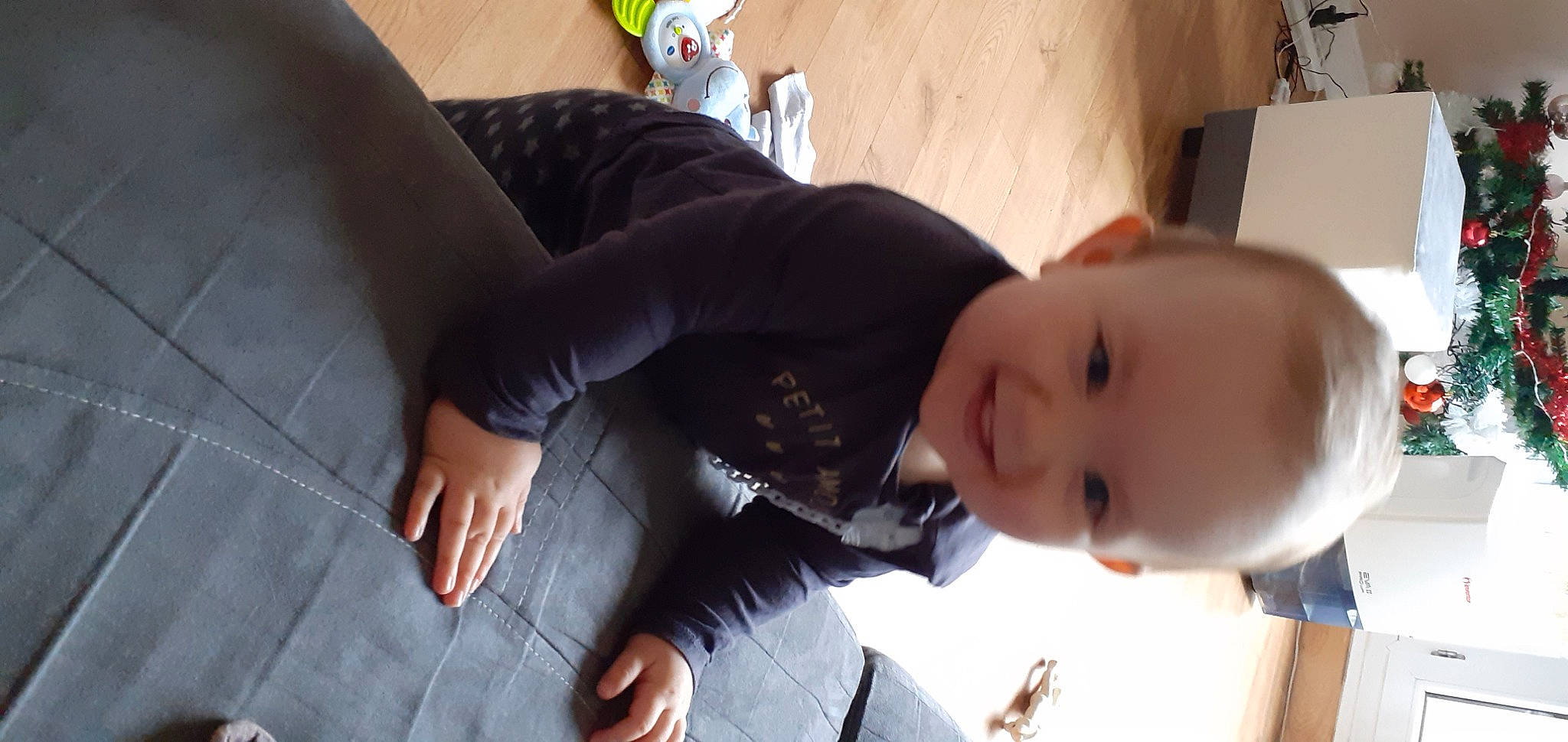 Lena a rejoint le concours — aidez-le/la à gagner de superbes lots ! baby, cheek, child, comfort, elbow, finger, flooring, gesture, happy, human_leg, joy, nose, person, sitting, skin, smile, suit, thumb, toddler, tree