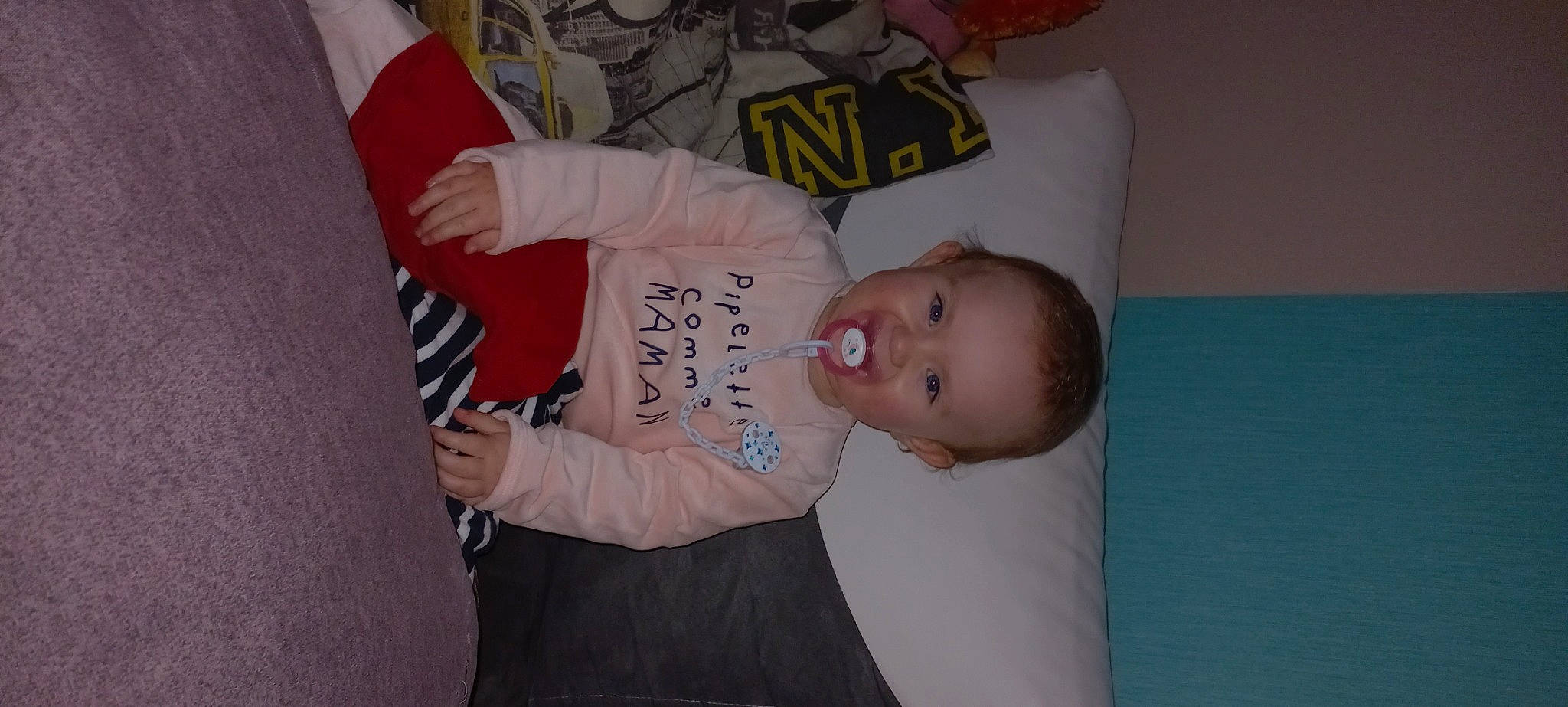 Lena a rejoint le concours — aidez-le/la à gagner de superbes lots ! baby, baby_products, baby_toddler_clothing, carmine, child, elbow, finger, fun, happy, person, room, sleeve, smile, toddler