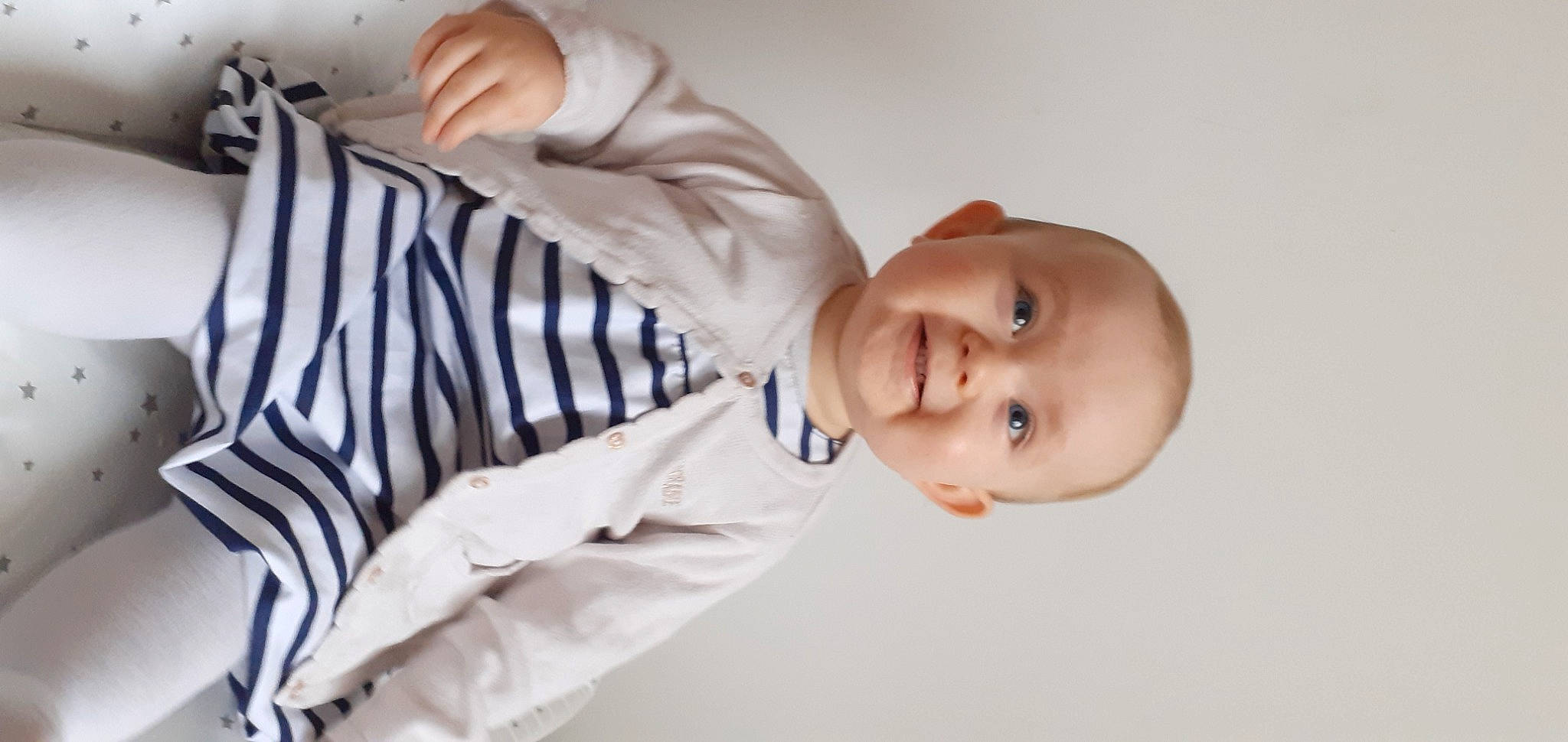 Lena a rejoint le concours — aidez-le/la à gagner de superbes lots ! baby, baby_toddler_clothing, child, collar, comfort, dress_shirt, event, face, gesture, happy, joy, laugh, linens, person, portrait_photography, sleeve, smile, thumb, toddler