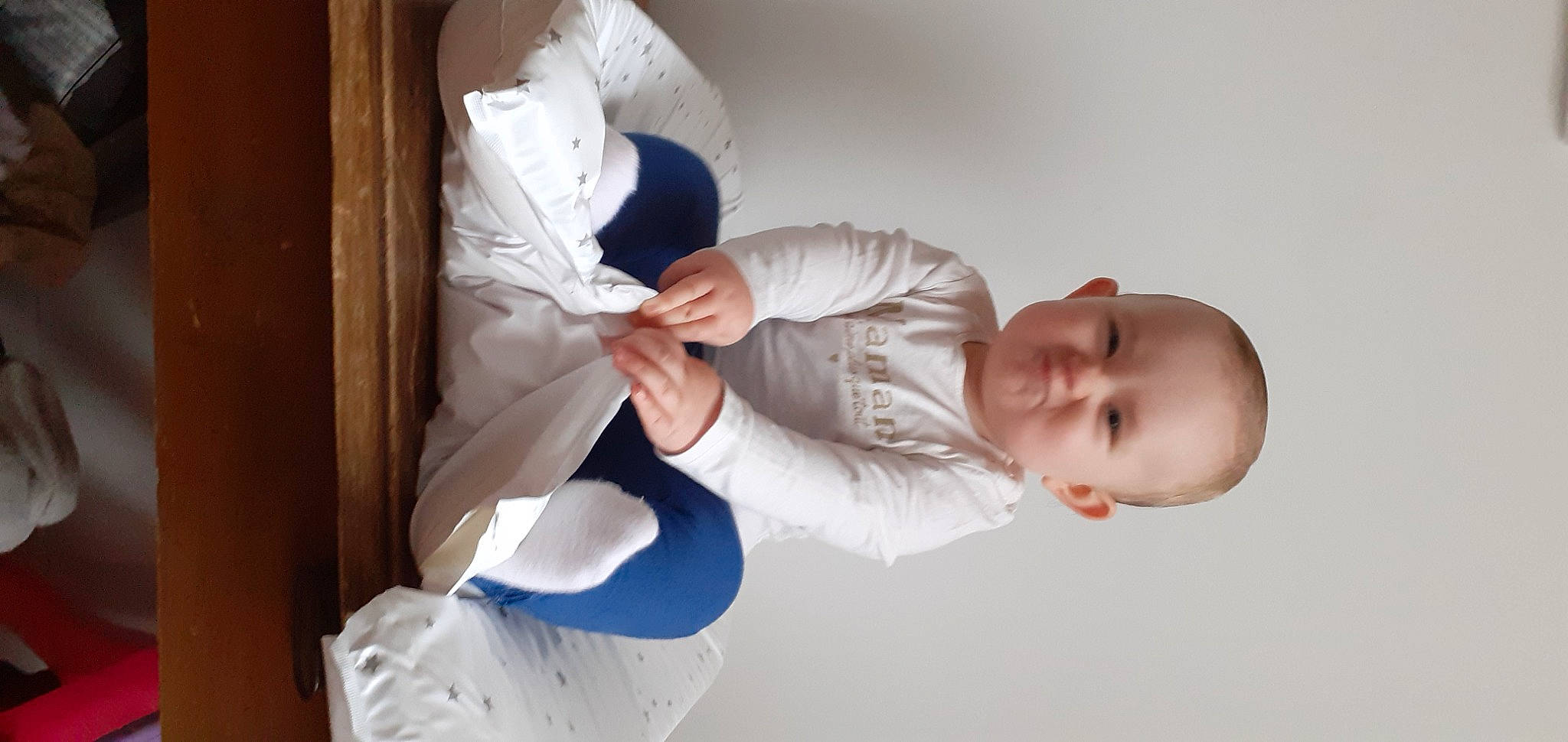 Lena a rejoint le concours — aidez-le/la à gagner de superbes lots ! baby, baby_toddler_clothing, child, collar, comfort, dress_shirt, elbow, finger, gesture, hand, happy, human_body, nap, person, room, sitting, sleep, sleeve, thumb, toddler