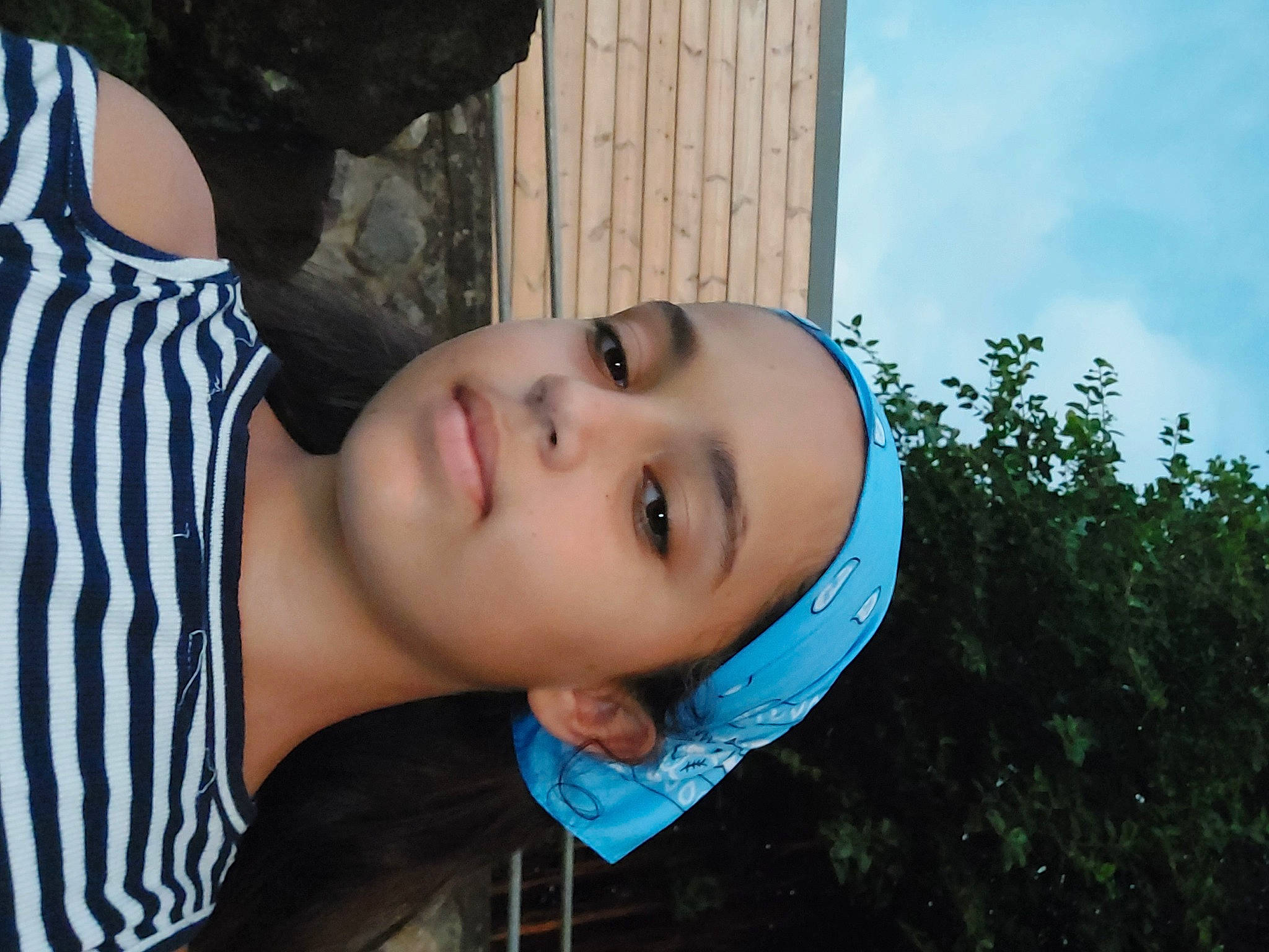 Fanny a rejoint le concours — aidez-le/la à gagner de superbes lots ! black_hair, cool, electric_blue, eyelash, eyewear, face, facial_expression, flash_photography, fun, grass, happy, headwear, leisure, lip, pattern, person, plant, skin, sky, street_fashion