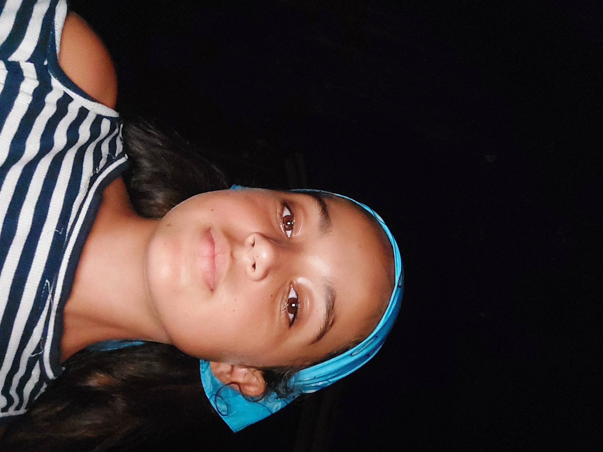 Fanny a rejoint le concours — aidez-le/la à gagner de superbes lots ! black_hair, comfort, darkness, elbow, electric_blue, eyelash, fashion_accessory, flash_photography, happy, human_body, lip, neck, nose, pattern, person, portrait_photography, shoulder, sitting, sleeve, smile