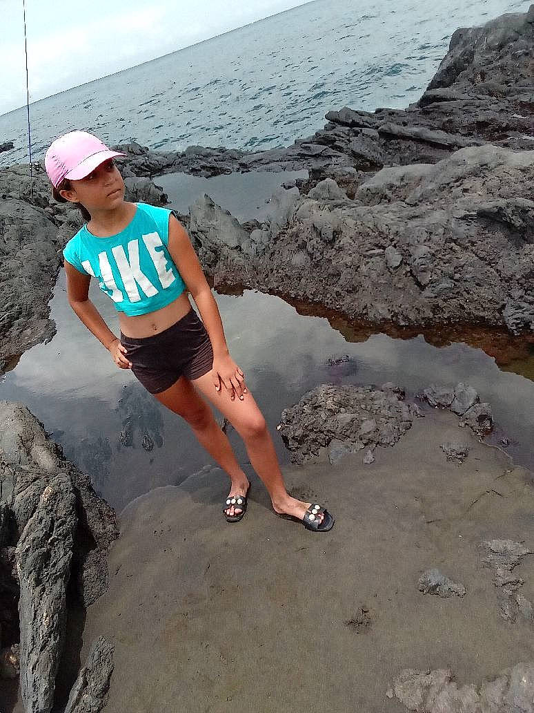 Fanny participe au concours pour gagner de l'argent avec cette photo : bedrock, body_of_water, cap, cloud, coastal_and_oceanic_landforms, electric_blue, flash_photography, formation, fun, geological_phenomenon, geology, hat, headwear, human_leg, landscape, leisure, person, recreation, sky, thigh