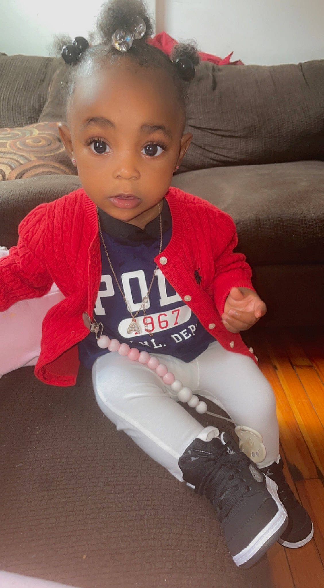 Aasuni is registered to the contest to win money with this photo: baby, baby_toddler_clothing, carmine, child, comfort, couch, face, flooring, fun, hair, human_leg, knee, person, personal_protective_equipment, sitting, sleeve, sock, sportswear, t_shirt, thigh