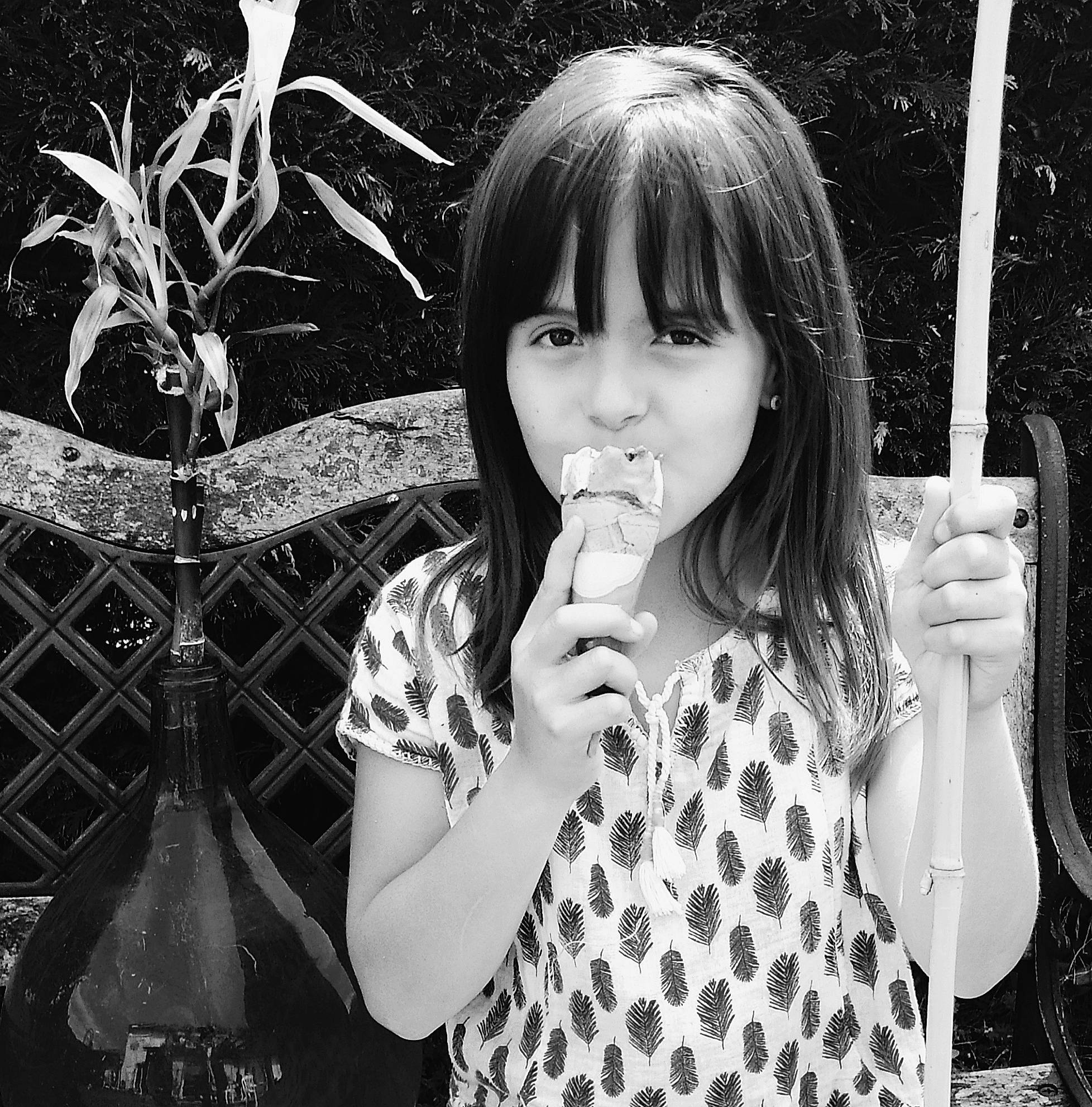 Tara participe au concours pour gagner de l'argent avec cette photo : black, black_and_white, child, cool, eye, eyelash, face, facial_expression, finger, flash_photography, food, gesture, hand, happy, human, lip, organ, person, plant, style