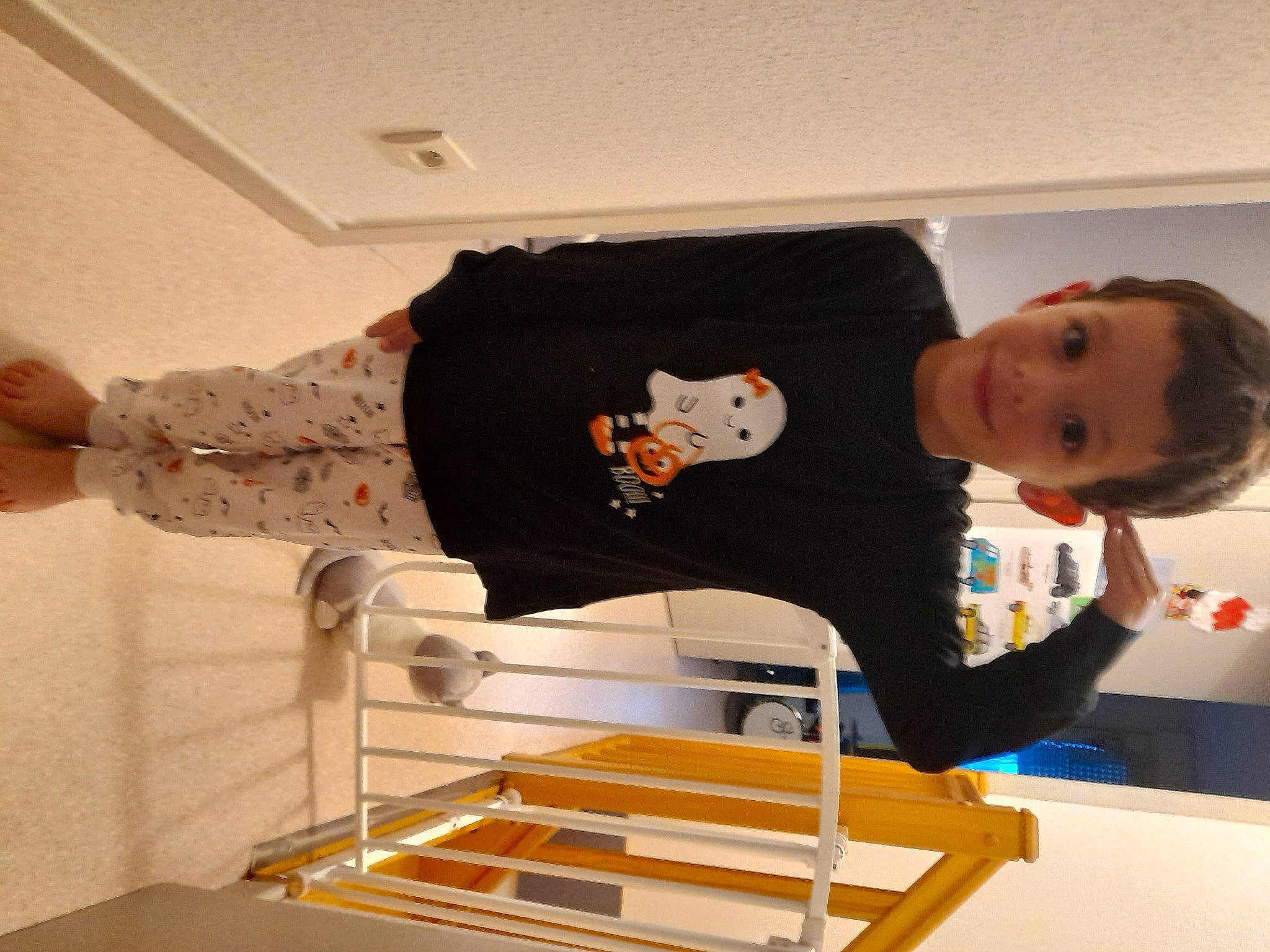 Rafael a rejoint le concours — aidez-le/la à gagner de superbes lots ! baby, baby_toddler_clothing, child, comfort, elbow, flooring, fun, human_leg, joy, knee, paint, person, room, sleeve, sock, t_shirt, thigh, toddler, waist, white