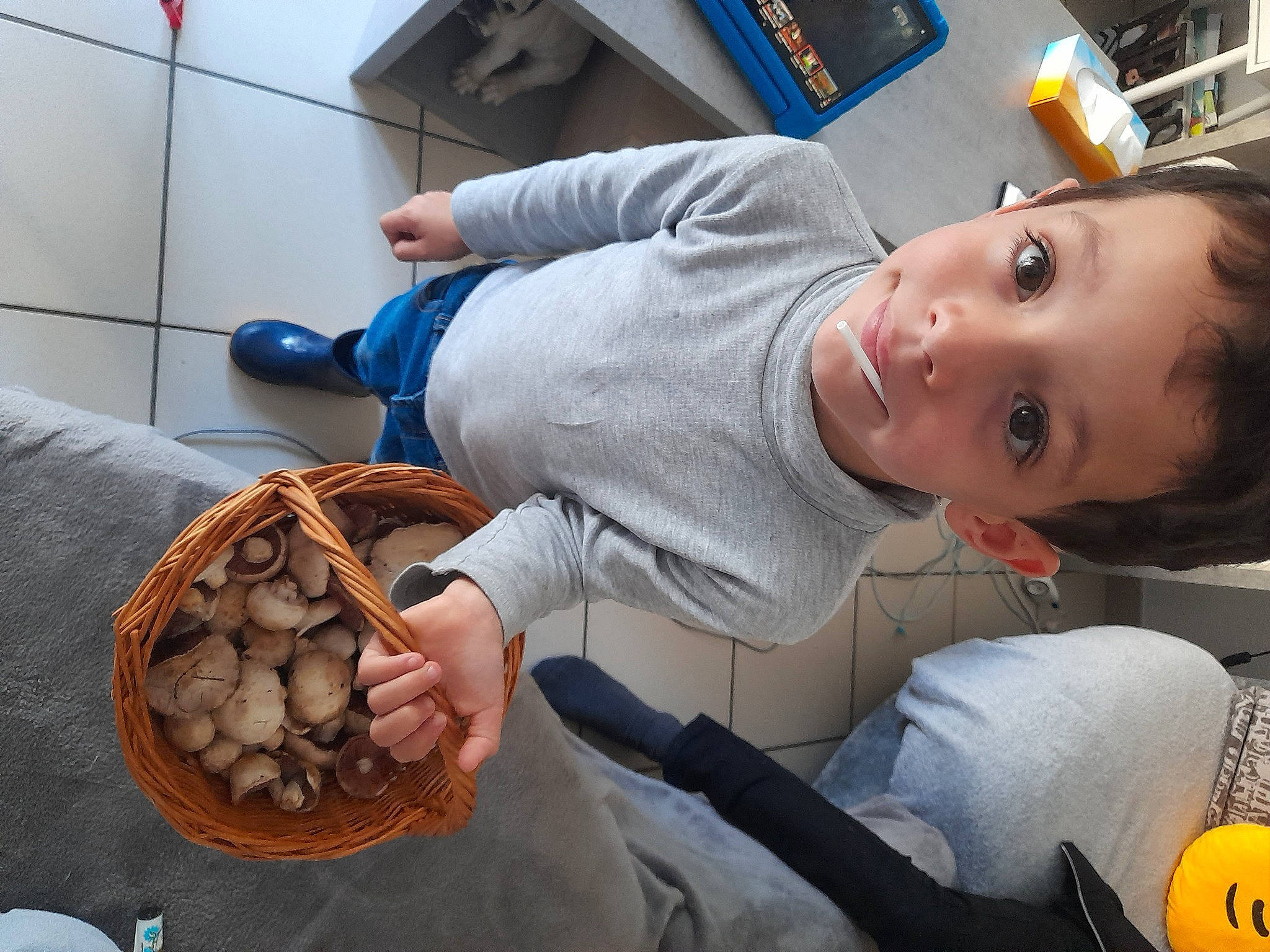 Rafael a rejoint le concours — aidez-le/la à gagner de superbes lots ! baby, chair, child, comfort_food, conifer_cone, crab, cuisine, delicacy, dish, food, fun, hat, ingredient, natural_material, person, room, shellfish, toddler, wood