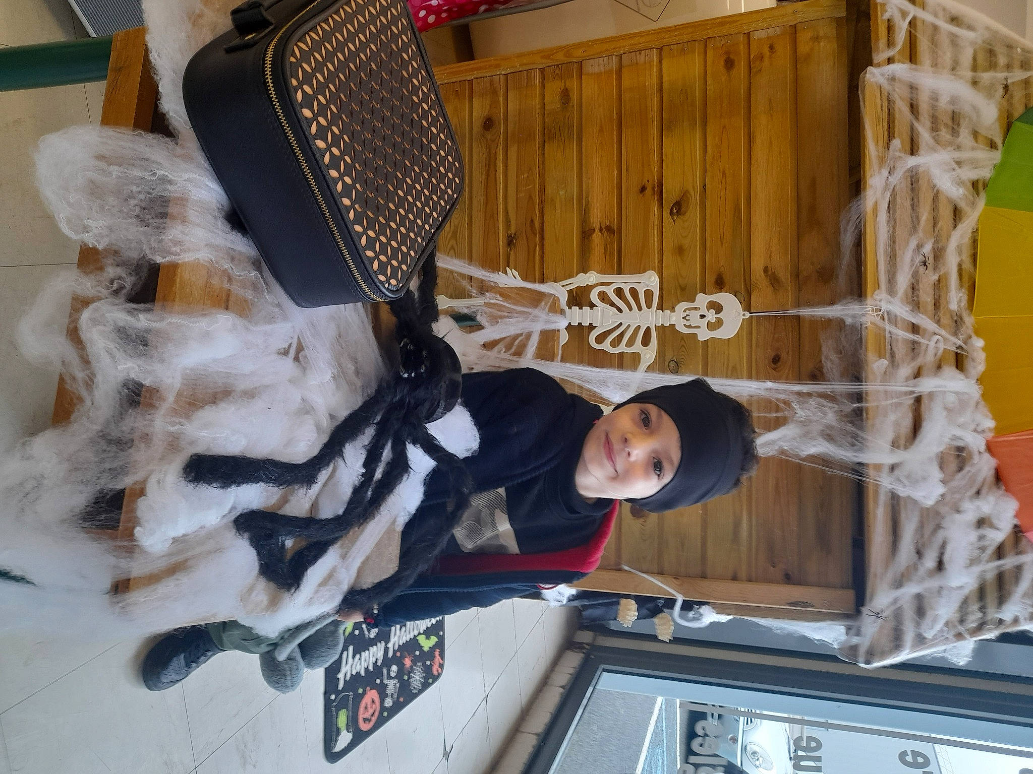 Rafael participe au concours pour gagner de l'argent avec cette photo : auto_part, automotive_design, automotive_exterior, basket, child, fun, headwear, joy, luxury_vehicle, machine, net, person, room, smile, t_shirt, white, wood