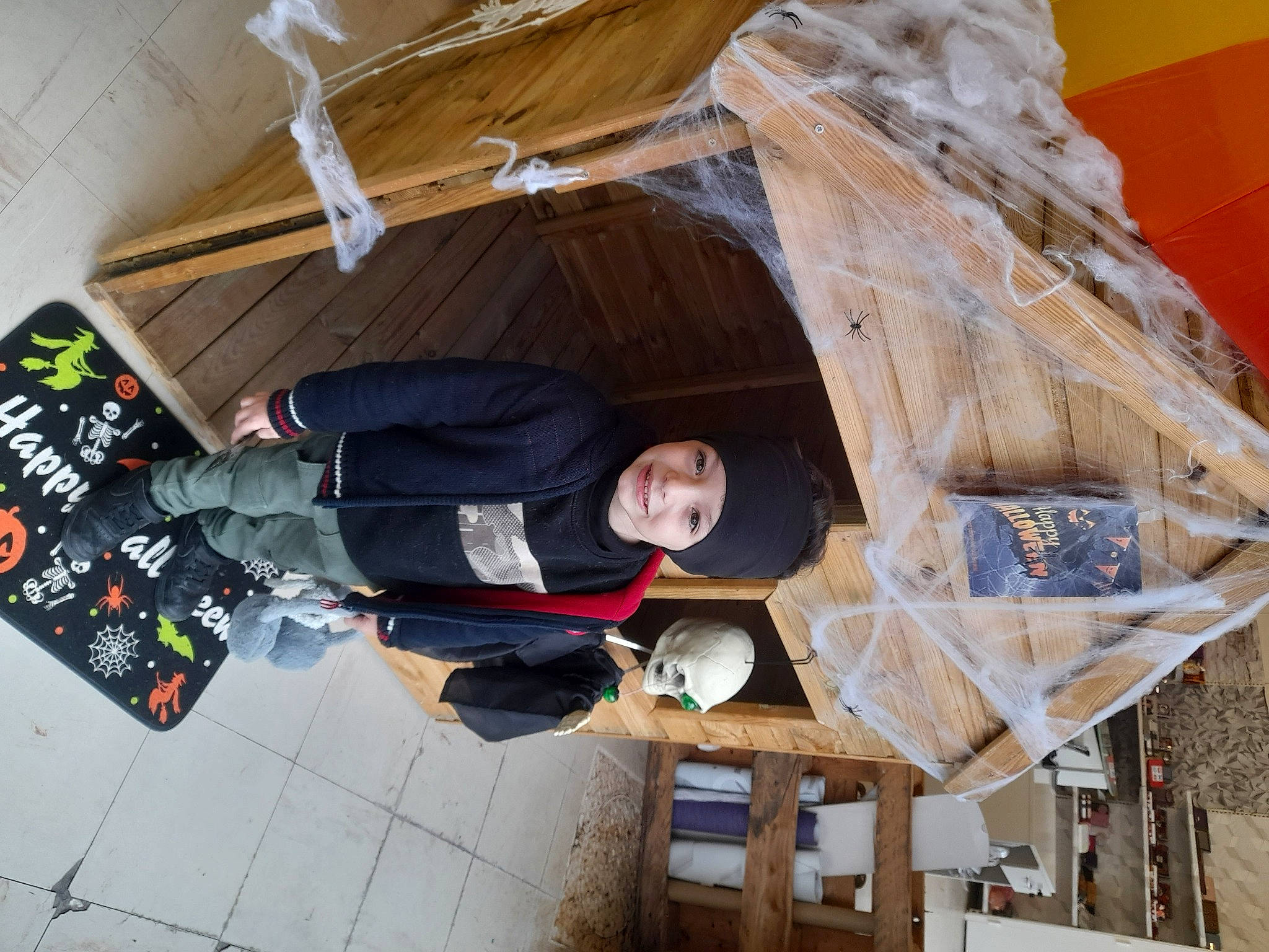 Rafael a rejoint le concours — aidez-le/la à gagner de superbes lots ! adventure, art, ceiling, concrete, fun, hat, headwear, house, jacket, joy, leisure, person, plywood, recreation, rock, smile, t_shirt, tree, wood