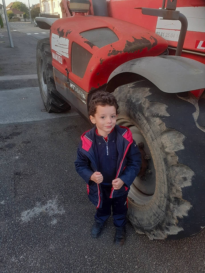 Rafael participe au concours pour gagner de l'argent avec cette photo : agricultural_machinery, alloy_wheel, asphalt, automotive_design, automotive_exterior, automotive_tire, automotive_wheel_system, bumper, car, fender, jacket, joy, motor_vehicle, person, rim, road_surface, synthetic_rubber, tire, tire_care, tread