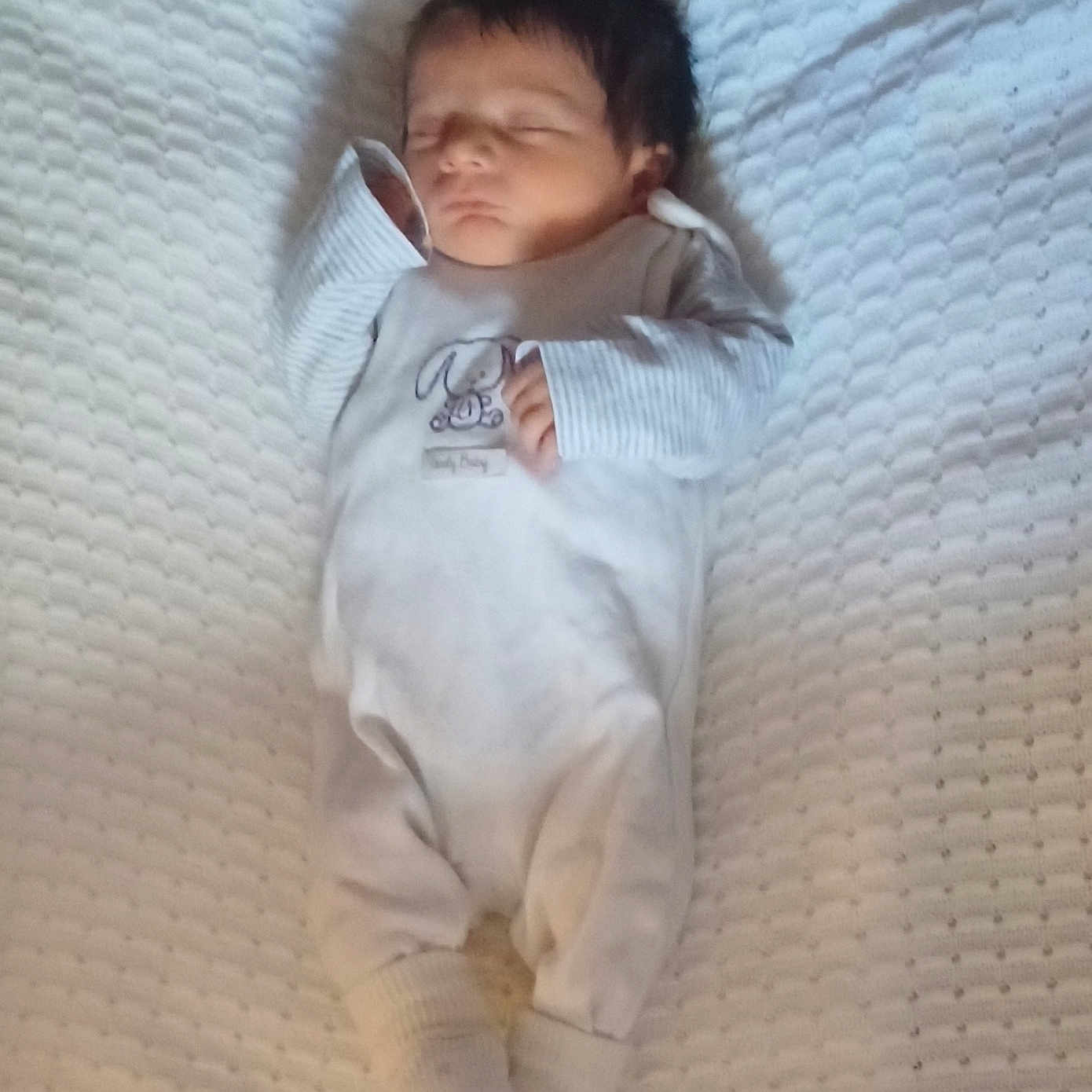ézio a rejoint le concours — aidez-le/la à gagner de superbes lots ! baby, bed, bedroom, blanket, clothing, cradle, face, furniture, happy, head, indoors, newborn, pants, person, photography, portrait, quilt, room, sleeping, smile