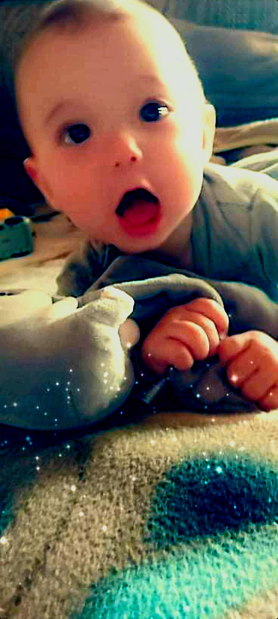 Aïezo participe au concours pour gagner de l'argent avec cette photo : baby, blue, cheek, cool, drinkware, eyelash, facial_expression, finger, gesture, happy, human, human_body, light, mouth, nose, organ, person, photograph, product, skin