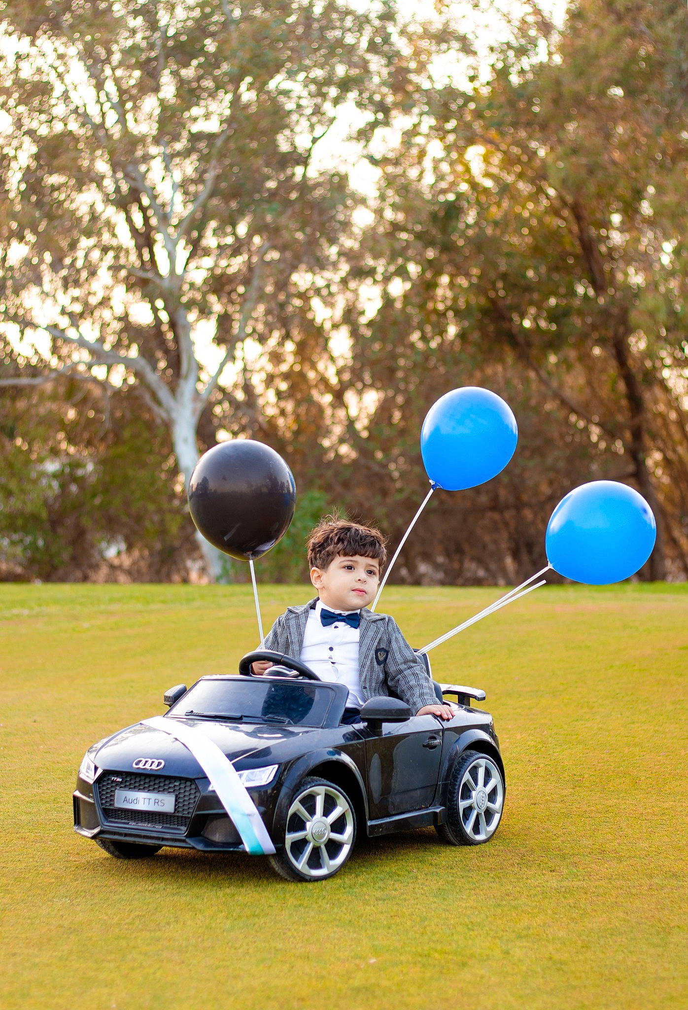 Yamine participe au concours pour gagner de l'argent avec cette photo : automotive_design, automotive_exterior, automotive_tire, automotive_wheel_system, balloon, car, electric_blue, fun, grass, leisure, motor_vehicle, person, plant, rim, rolling, tire, tree, vehicle, vehicle_door, wheel
