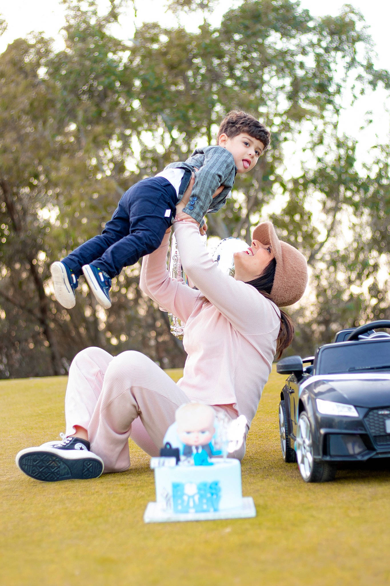 Yamine participe au concours pour gagner de l'argent avec cette photo : automotive_design, bumper, car, championship, competition, competition_event, footwear, grass, headwear, hood, joy, leisure, person, player, recreation, sneakers, sports, sports_equipment, tire, tree