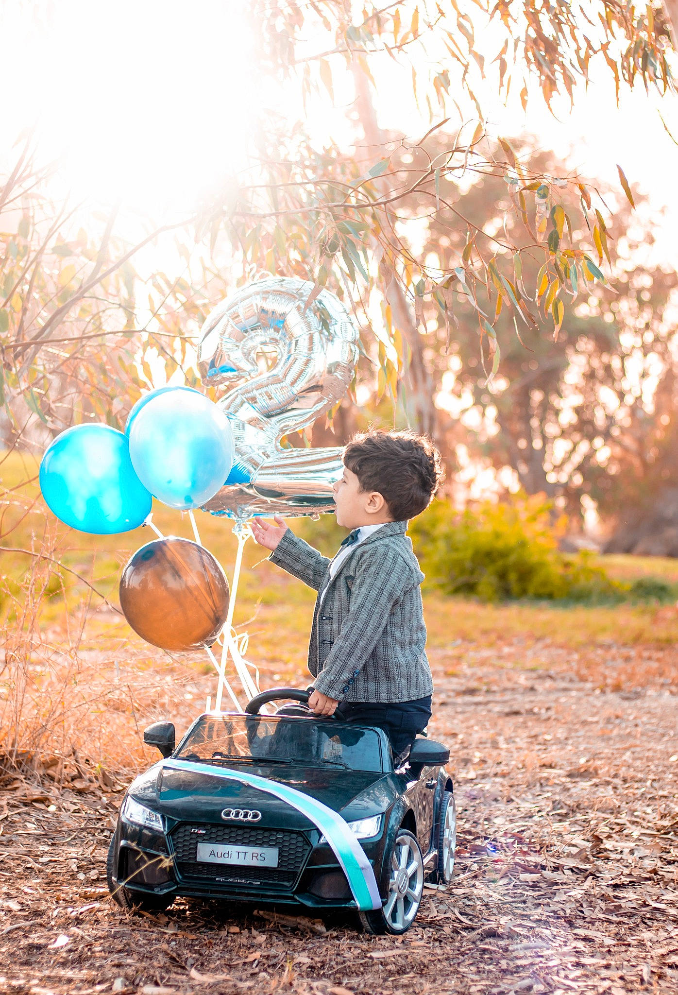 Yamine a rejoint le concours — aidez-le/la à gagner de superbes lots ! asphalt, automotive_design, automotive_tire, automotive_wheel_system, balloon, grass, happy, leisure, light, morning, motor_vehicle, people_in_nature, person, plant, rolling, sunlight, tire, travel, tree, wheel