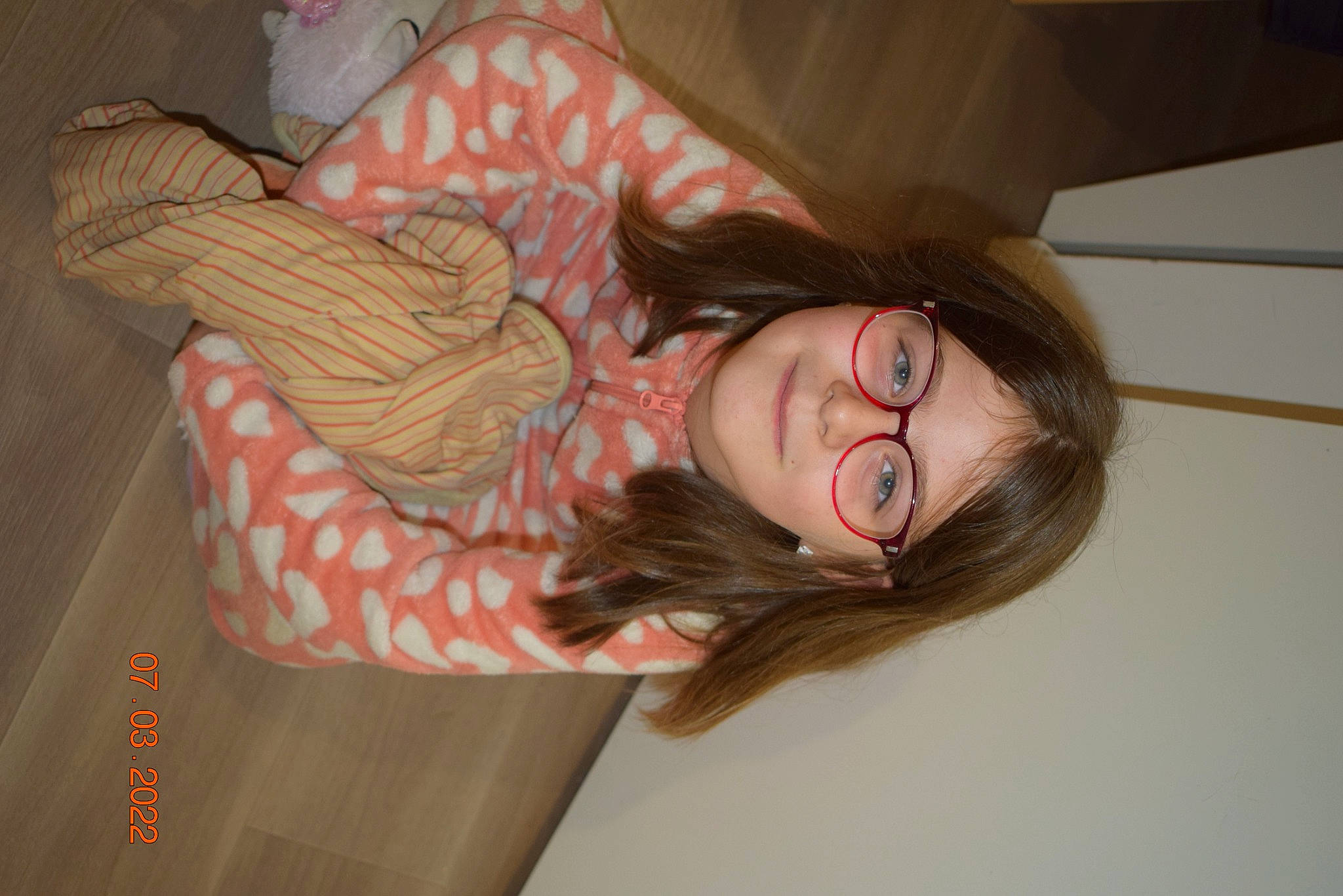 Shayna a rejoint le concours — aidez-le/la à gagner de superbes lots ! brown_hair, comfort, elbow, eyebrow, eyelash, eyewear, finger, flooring, fun, glasses, happy, human_leg, joy, lip, mouth, neck, nose, person, skin, throat