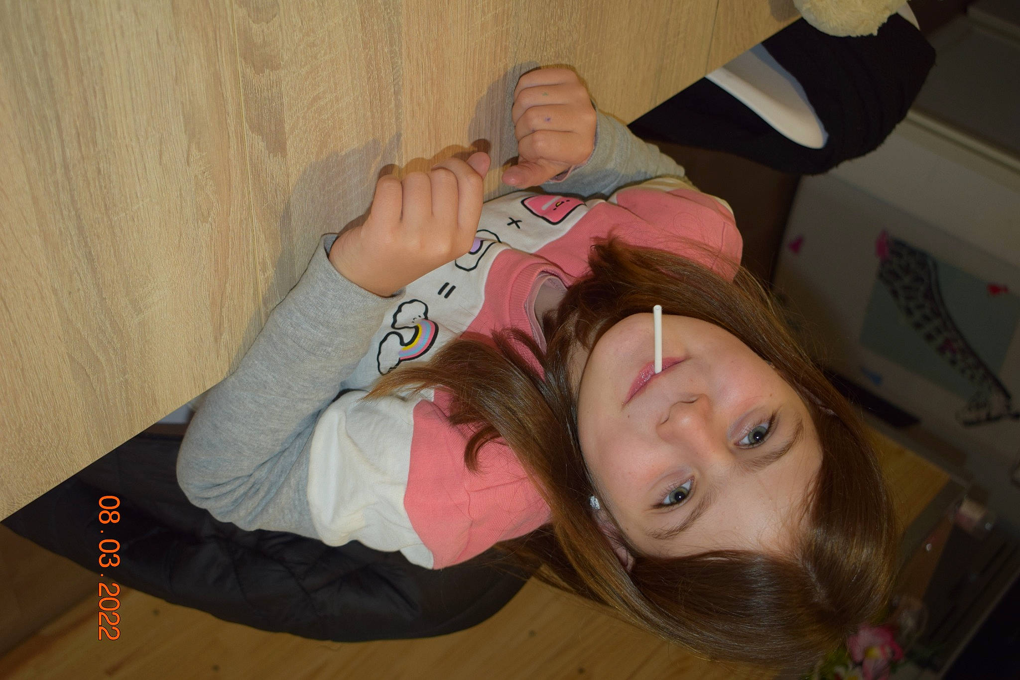 Shayna participe au concours pour gagner de l'argent avec cette photo : black_hair, chair, comfort, elbow, eyelash, fun, gesture, happy, human_body, human_leg, joy, knee, leg, mouth, nail, neck, person, shoulder, skin, smile