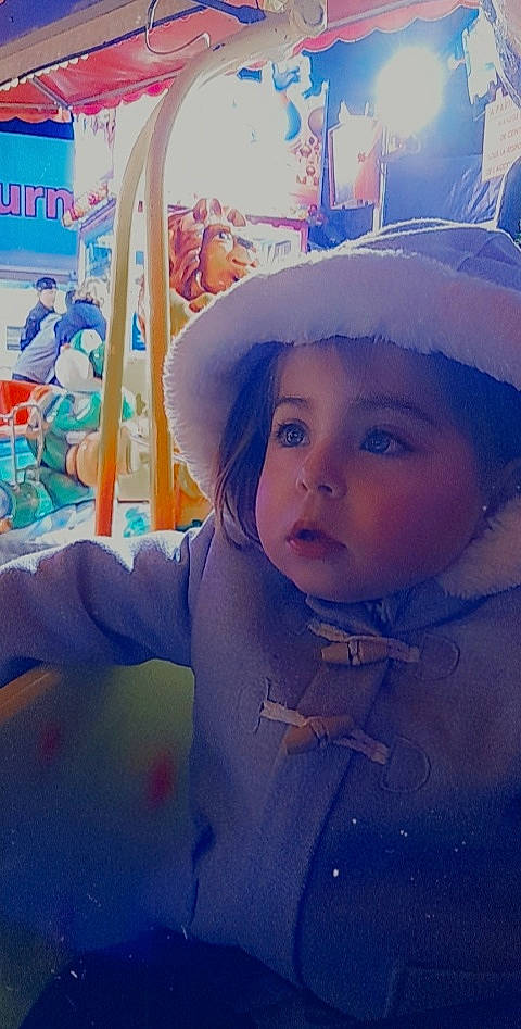Mya participe au concours pour gagner de l'argent avec cette photo : baby, cap, chair, child, cloud, cool, costume_hat, electric_blue, fashion_accessory, freezing, fun, happy, hat, headwear, leisure, nose, person, recreation, sky, sun_hat