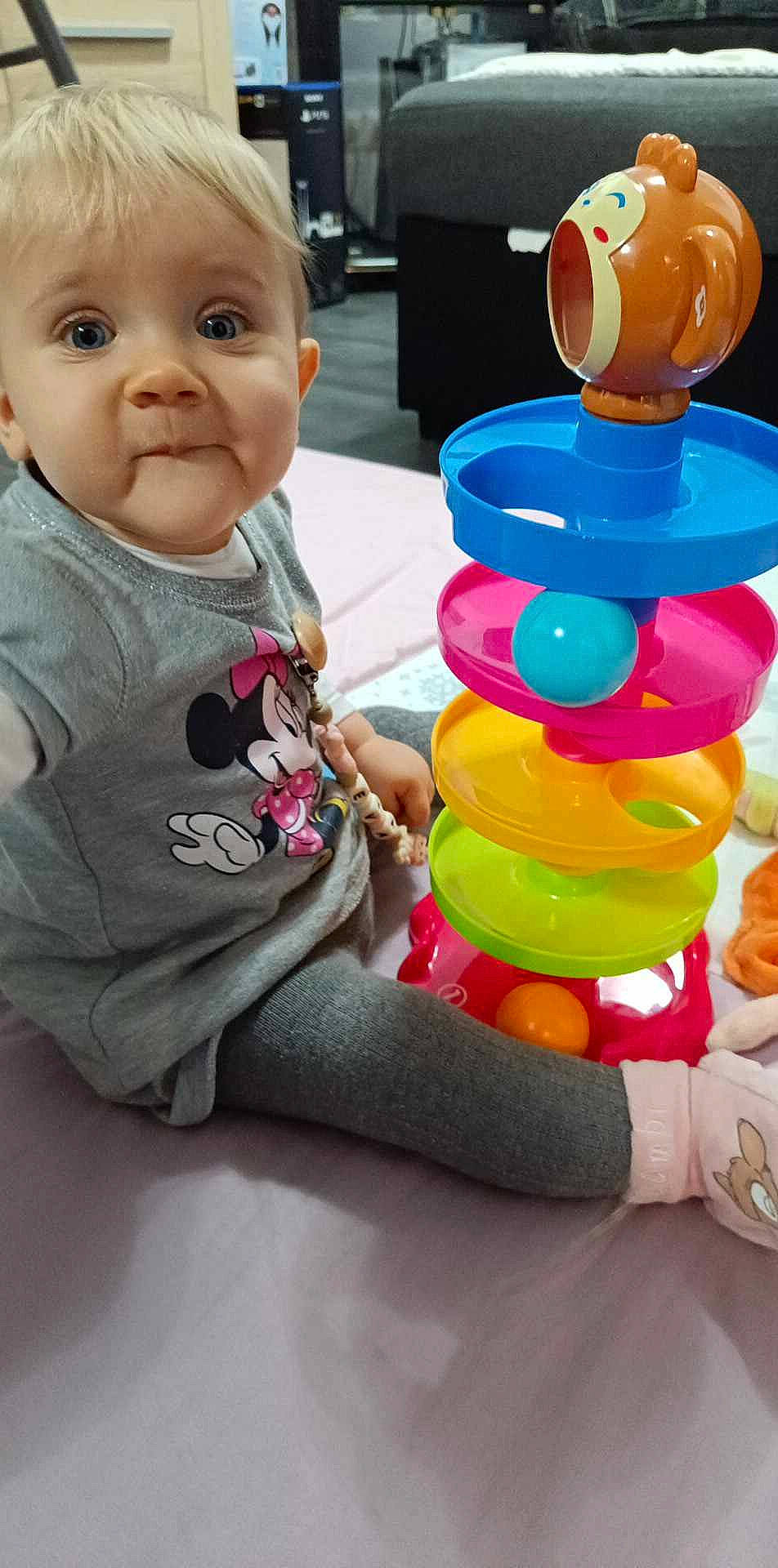 Eva a rejoint le concours — aidez-le/la à gagner de superbes lots ! baby, baby_playing_with_toys, baby_toddler_clothing, baby_toys, cheek, child, facial_expression, flooring, fun, happy, head, leisure, party_supply, person, photography, sitting, sleeve, snapshot, toddler, toy