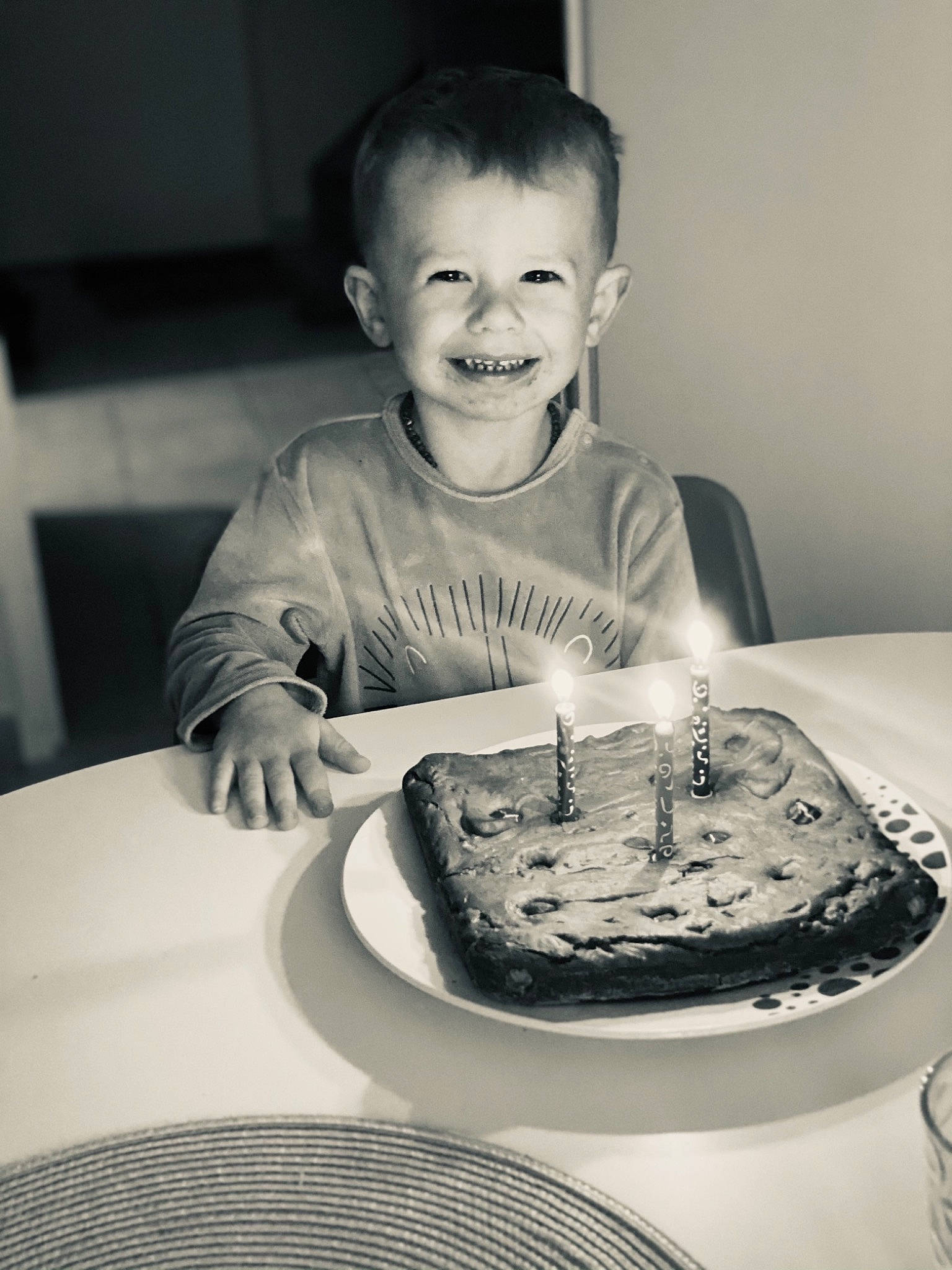 Evann participe au concours pour gagner de l'argent avec cette photo : blue, cake, clothing, cuisine, event, eye, face, food, fun, glasses, hairstyle, head, human, joy, lighting, monochrome, people, person, product, room
