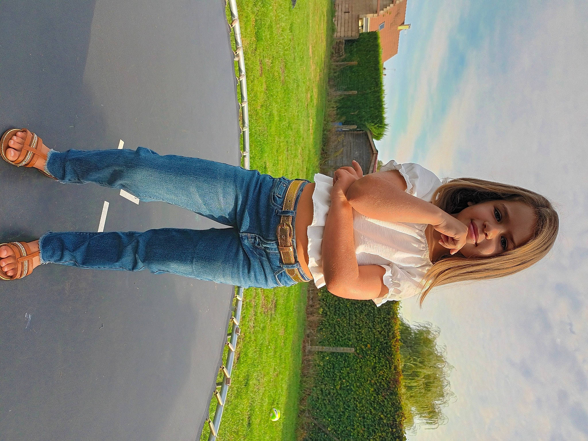 Lou a rejoint le concours — aidez-le/la à gagner de superbes lots ! cloud, cool, daytime, eyewear, grass, green, happy, jeans, joy, landscape, leg, leisure, people_in_nature, person, plant, sky, smile, summer, sunglasses, thigh