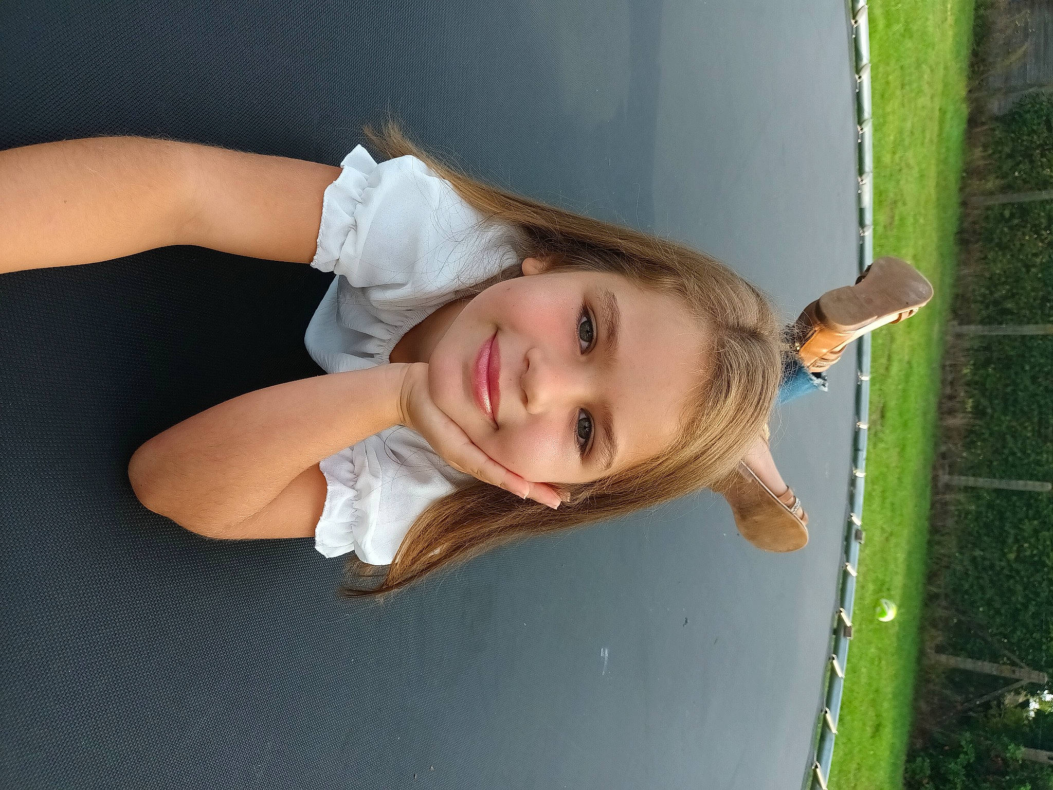 Lou participe au concours pour gagner de l'argent avec cette photo : beauty, brown_hair, child, elbow, eyelash, flash_photography, fun, grass, happy, human_leg, joy, leisure, lip, long_hair, person, photo_shoot, plant, portrait_photography, sitting, smile