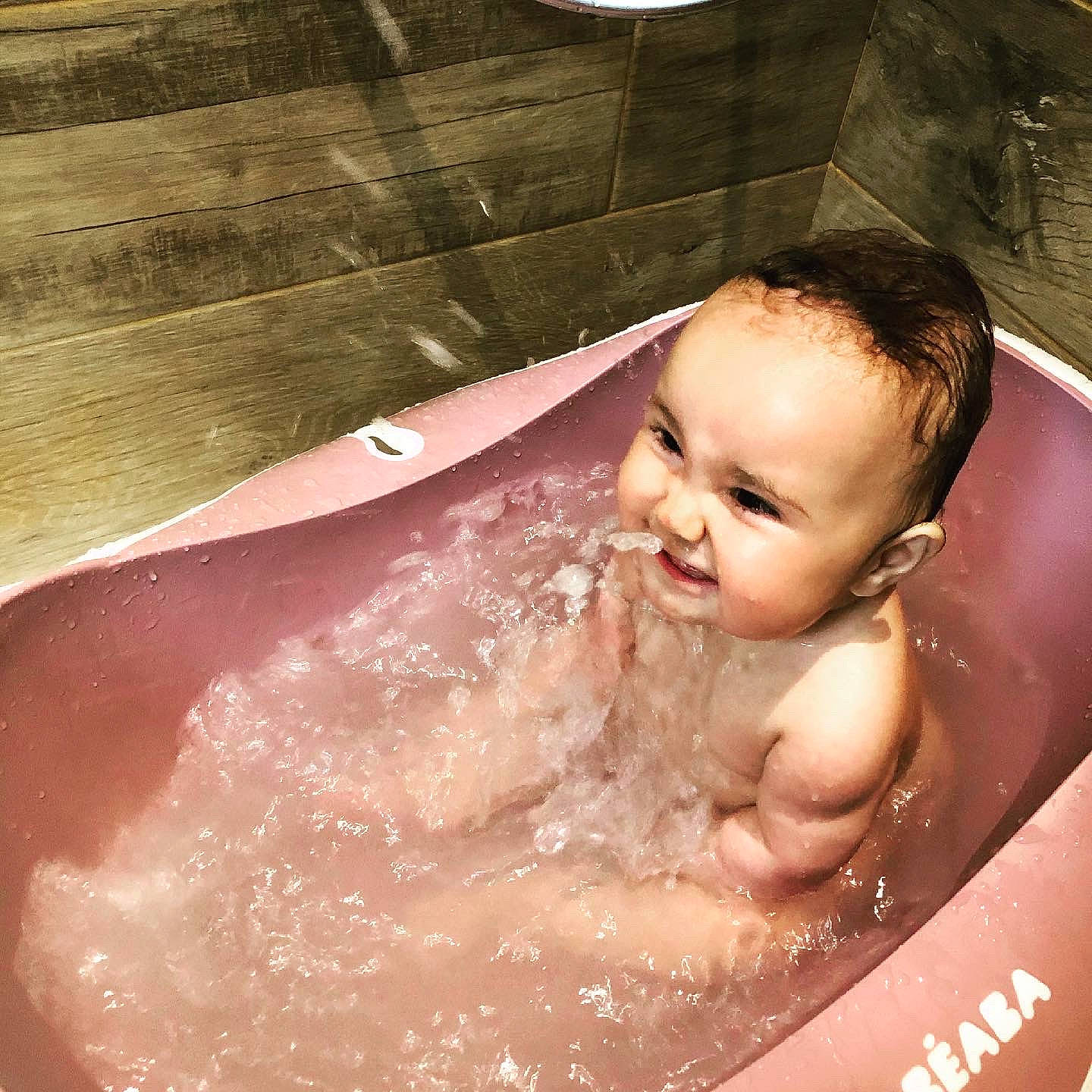 Justine participe au concours pour gagner de l'argent avec cette photo : baby, baby_bathing, bathing, bathroom, bathtub, chest, child, eye, fluid, foam, fun, happy, head, leisure, liquid, person, plumbing, skin, smile, toddler