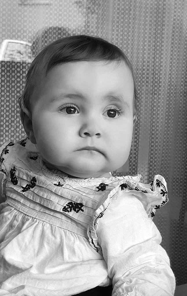 Justine participe au concours pour gagner de l'argent avec cette photo : black, black_and_white, cheek, chin, eye, eyebrow, eyelash, facial_expression, flash_photography, hair, happy, human_body, iris, lip, mouth, nose, person, skin, sleeve, style