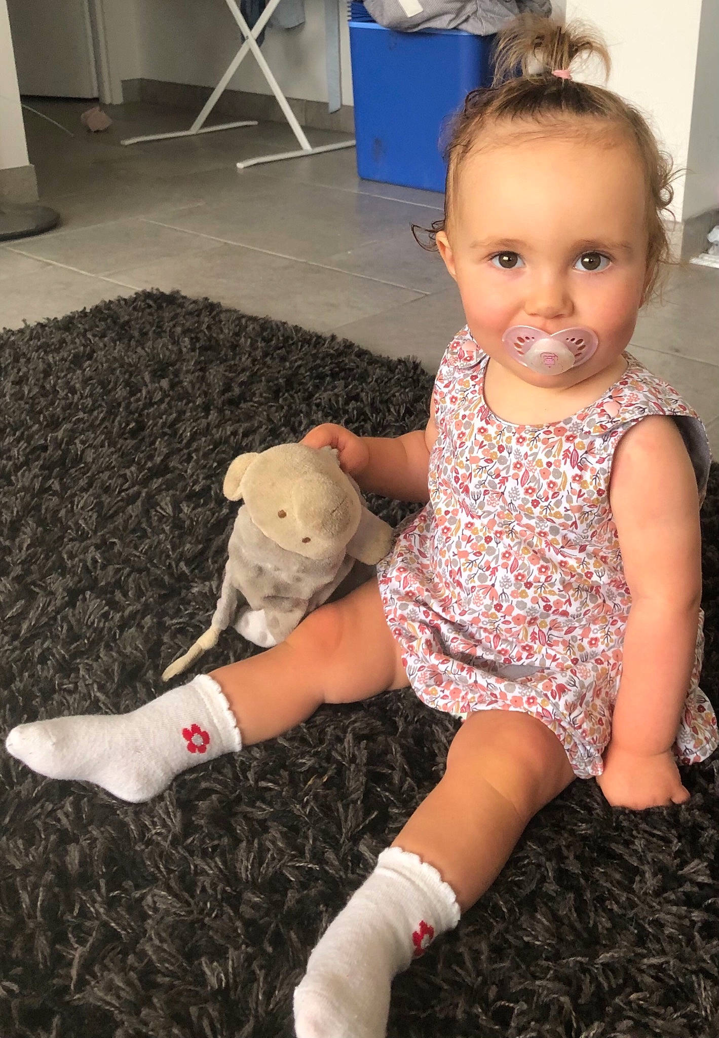 Justine participe au concours pour gagner de l'argent avec cette photo : arm, baby_toddler_clothing, black, finger, floor, flooring, hair, hairstyle, hand, head, human_body, joint, knee, leg, organ, person, shoulder, skin, standing, textile