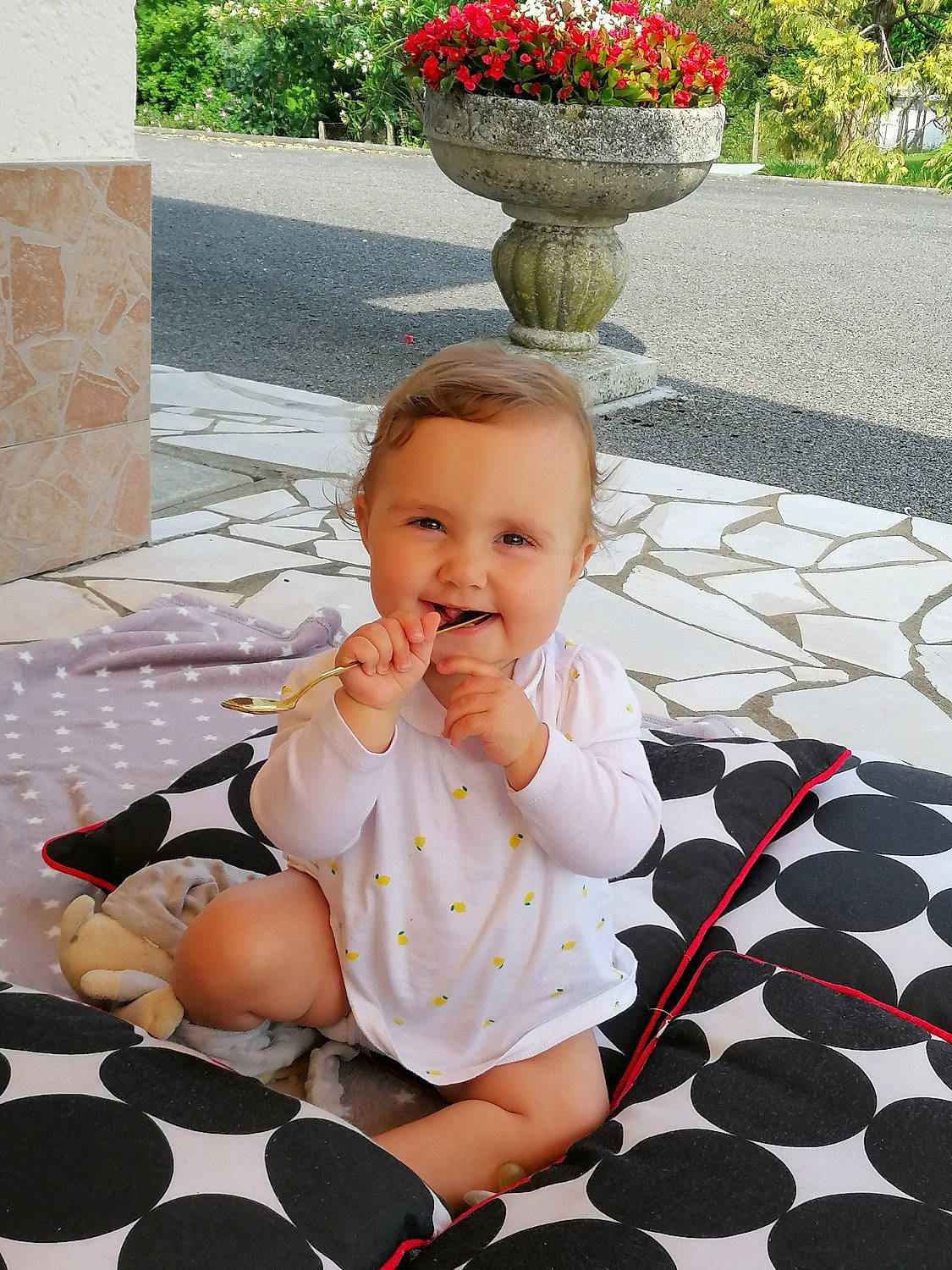 Justine a rejoint le concours — aidez-le/la à gagner de superbes lots ! arm, baby, baby_toddler_clothing, child, facial_expression, flooring, fun, grass, happy, joy, leg, person, photograph, pink, plant, product, red, smile, summer, toddler