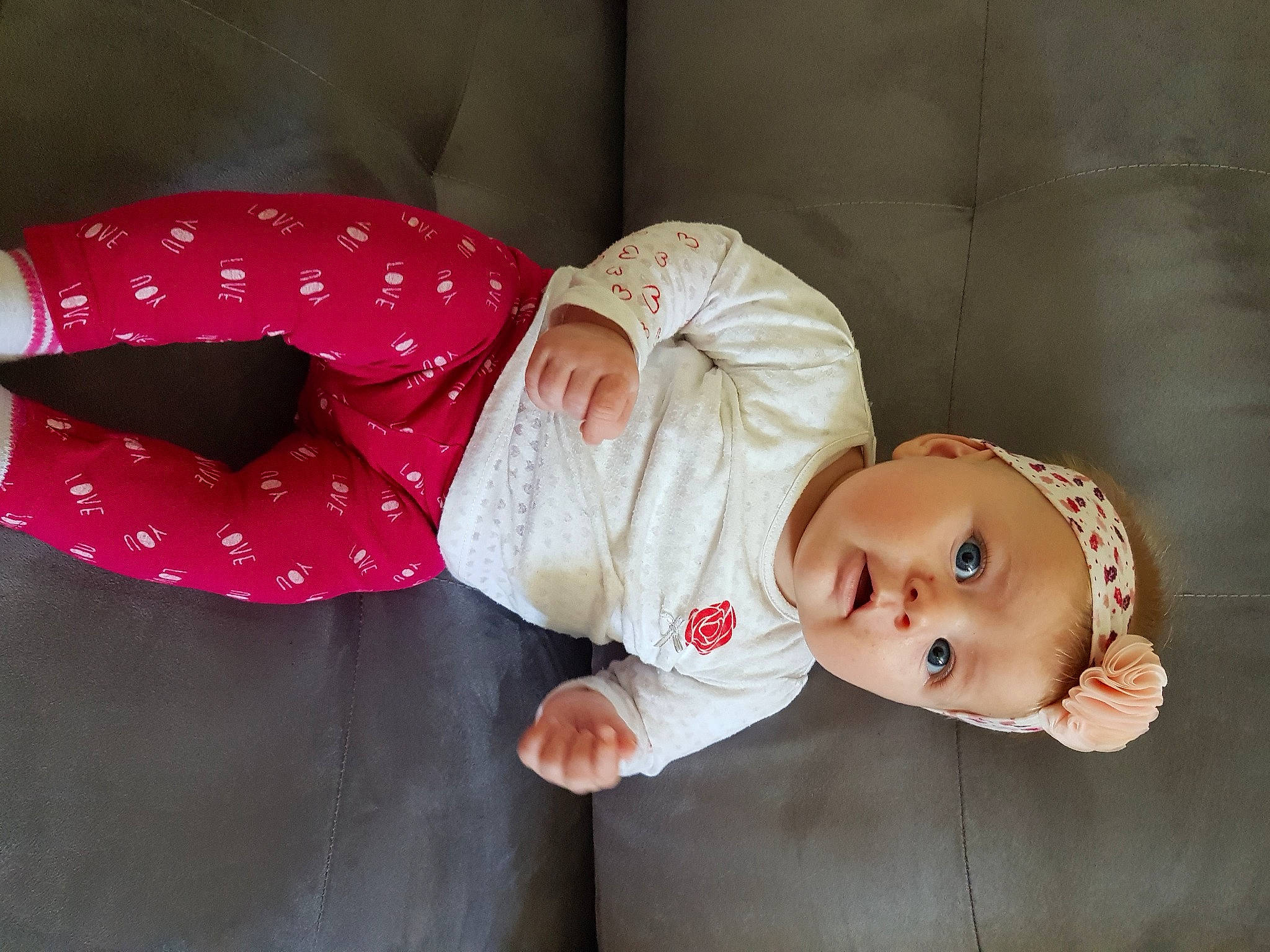 Zélia a rejoint le concours — aidez-le/la à gagner de superbes lots ! baby, baby_products, baby_toddler_clothing, cheek, child, collar, comfort, dress, fashion_accessory, glasses, hat, headgear, human_body, pattern, person, sitting, skin, sleeve, surprise, textile