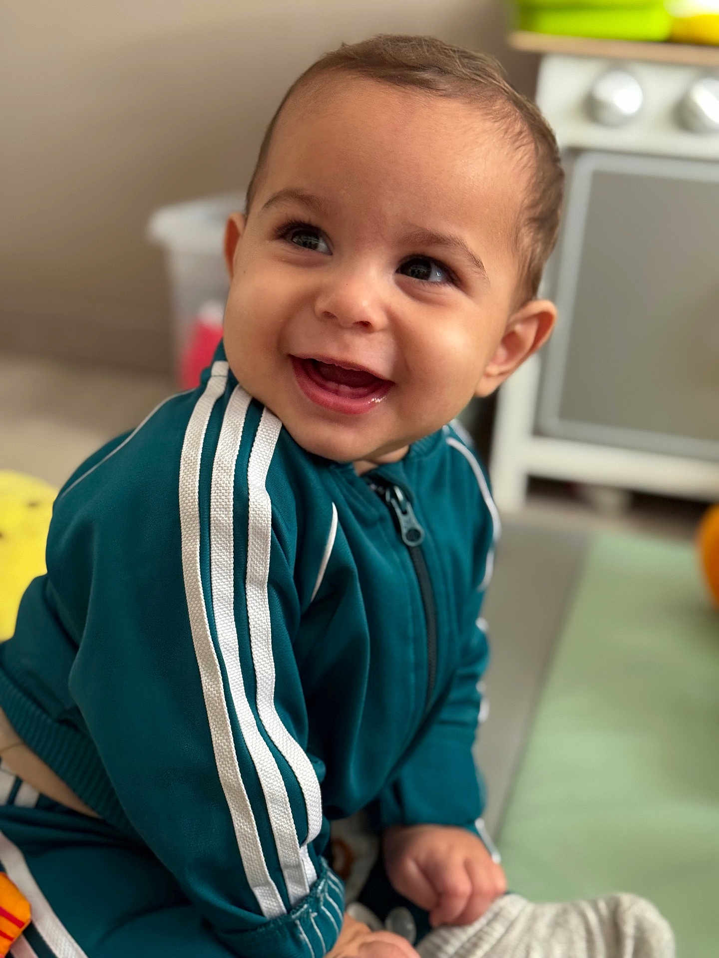 Liam participe au concours pour gagner de l'argent avec cette photo : toddler, child, smiling, happy, face, portrait, clothing, tracksuit, indoor, person, cute, baby, sitting, jacket, zipper, young, hands, casual, expression, playful