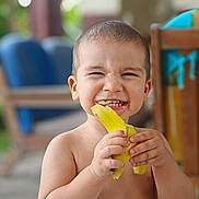 Nélyo participe au concours pour gagner de l'argent avec cette photo : baby, background_blur, banana, child, cute, expression, food, fruit, furniture, hand, happy, indoor, natural_light, peeling, person, playful, skin, smile, toddler, young_child