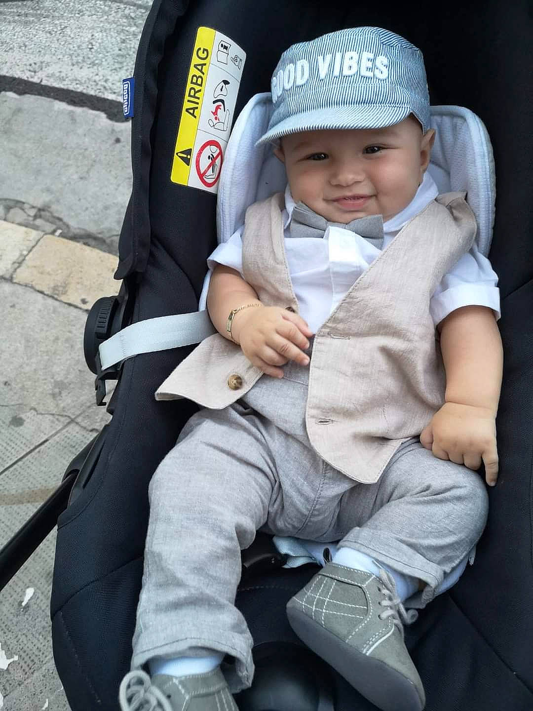 Matei participe au concours pour gagner de l'argent avec cette photo : baby, baby_carriage, baby_in_car_seat, baby_products, car_seat, child, headwear, joy, person, product, sitting, toddler