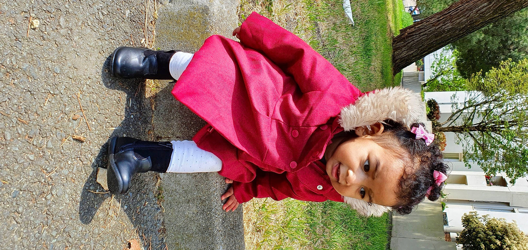 Zya Zara a rejoint le concours — aidez-le/la à gagner de superbes lots ! carmine, child, clothing, flower, glove, grass, happy, headgear, jacket, leisure, magenta, people, person, pink, plant, public_space, smile, street_fashion, textile, toddler